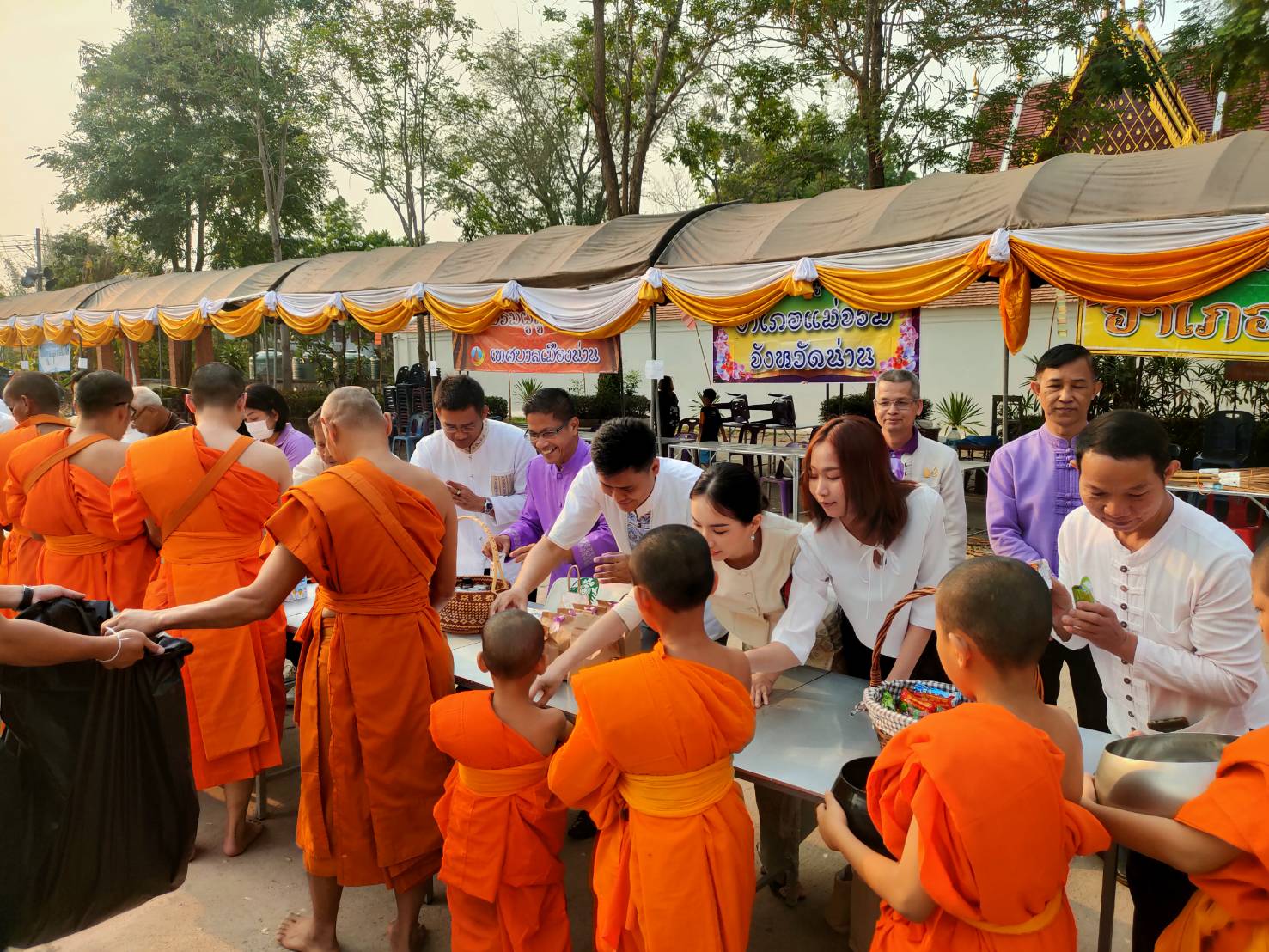 พช.น่าน ร่วมกิจกรรมทำบุญตักบาตรข้าวสารอาหารแห้ง เนื่องในวันผู้สูงอายุและวันครอบครัวจังหวัดน่าน ประจำปี 2567