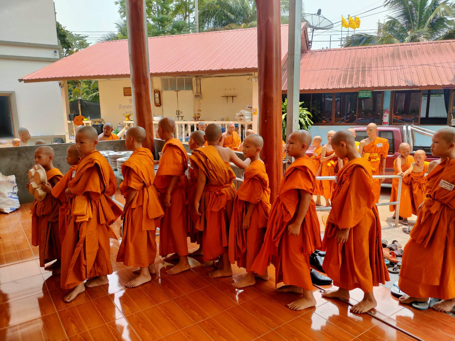 พช.น่าน ร่วมเป็นเจ้าภาพถวายภัตตาหารเพล และน้ำปานะ แด่พระภิกษุสงฆ์ และสามเณร โครงการบรรพชาสามเณรภาคฤดูร้อน เฉลิมพระเกียรติพระบาทสมเด็จพระเจ้าอยู่หัว เนื่องในโอกาสมหามงคลเฉลิมพระชนมพรรษา 6 รอบ 28