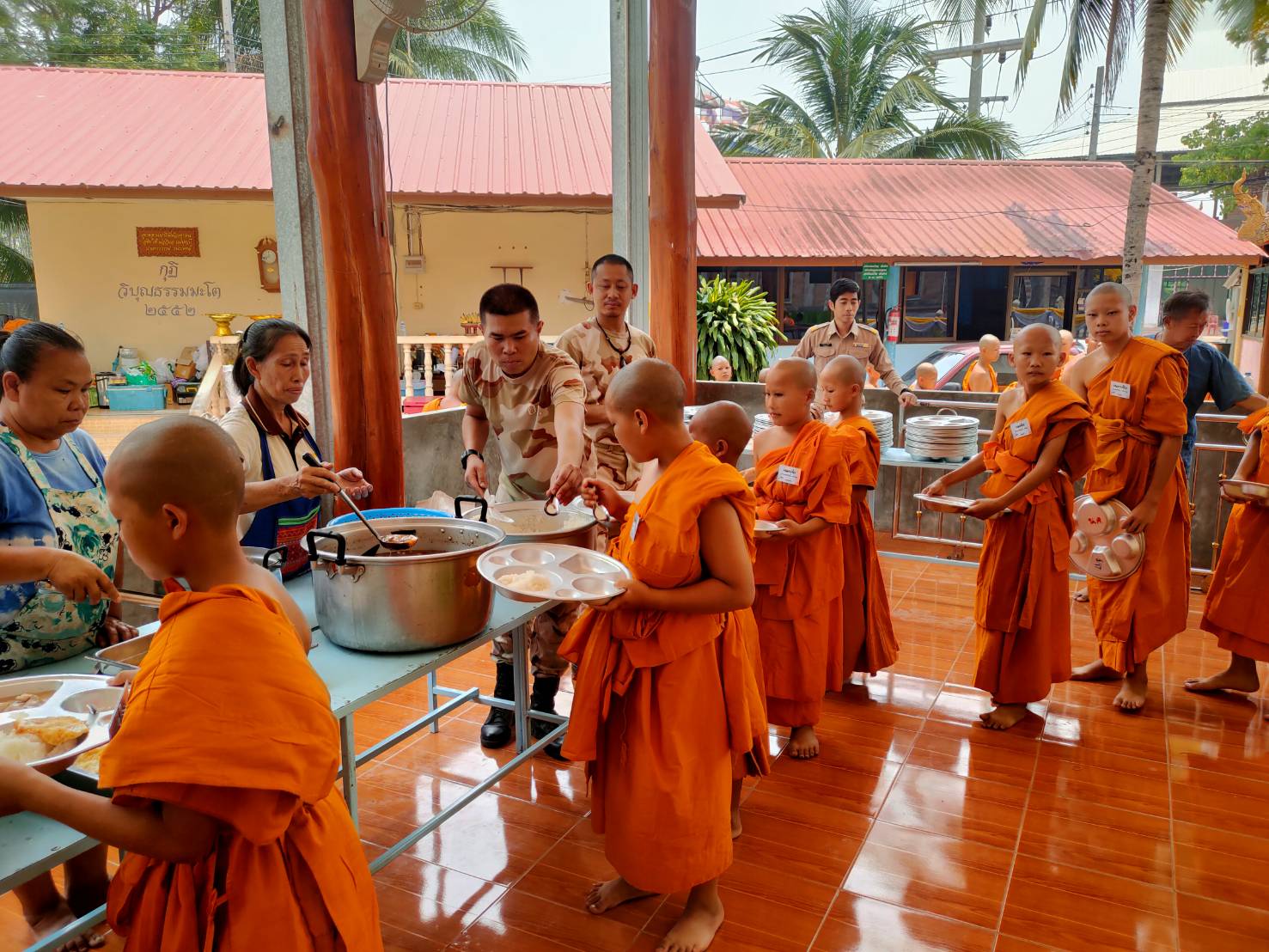 พช.น่าน ร่วมเป็นเจ้าภาพถวายภัตตาหารเพล และน้ำปานะ แด่พระภิกษุสงฆ์ และสามเณร โครงการบรรพชาสามเณรภาคฤดูร้อน เฉลิมพระเกียรติพระบาทสมเด็จพระเจ้าอยู่หัว เนื่องในโอกาสมหามงคลเฉลิมพระชนมพรรษา 6 รอบ 28