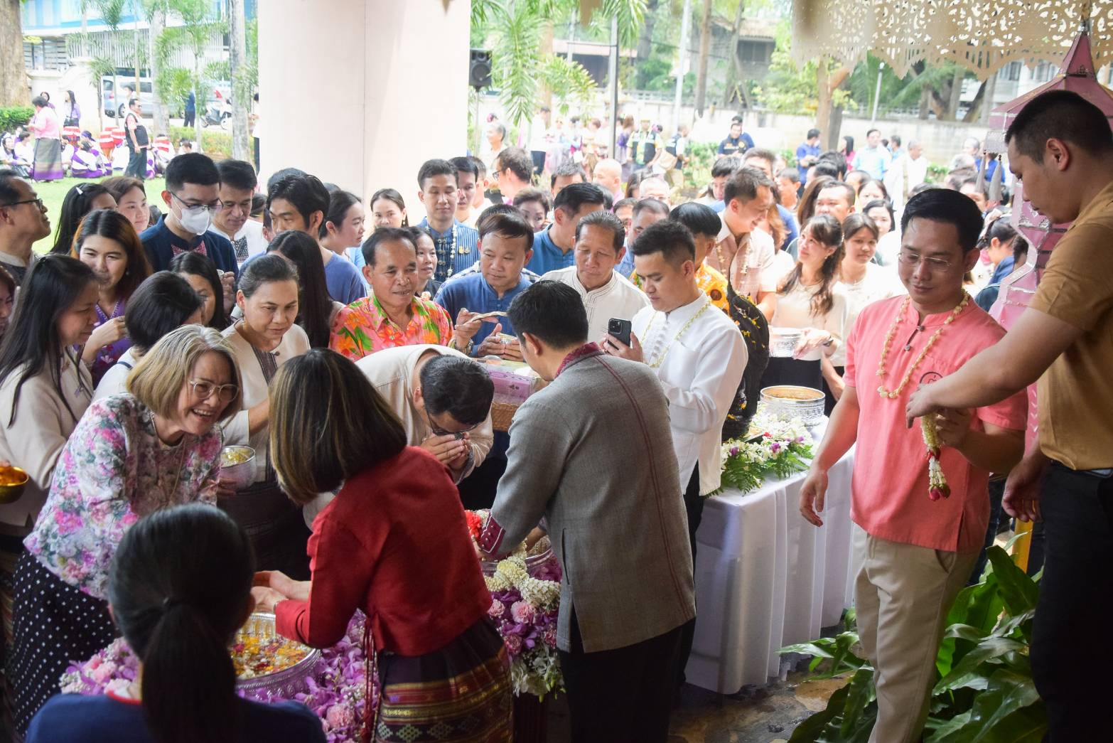 พช.น่านร่วมพิธีสรงน้ำสูมาการวะรดน้ำดำหัวขอพรจาก ผู้ว่าราชการจังหวัดน่านและรองผู้ว่าราชการจังหวัดน่าน เนื่องในประเพณีสงกรานต์ ประจำปี 2567