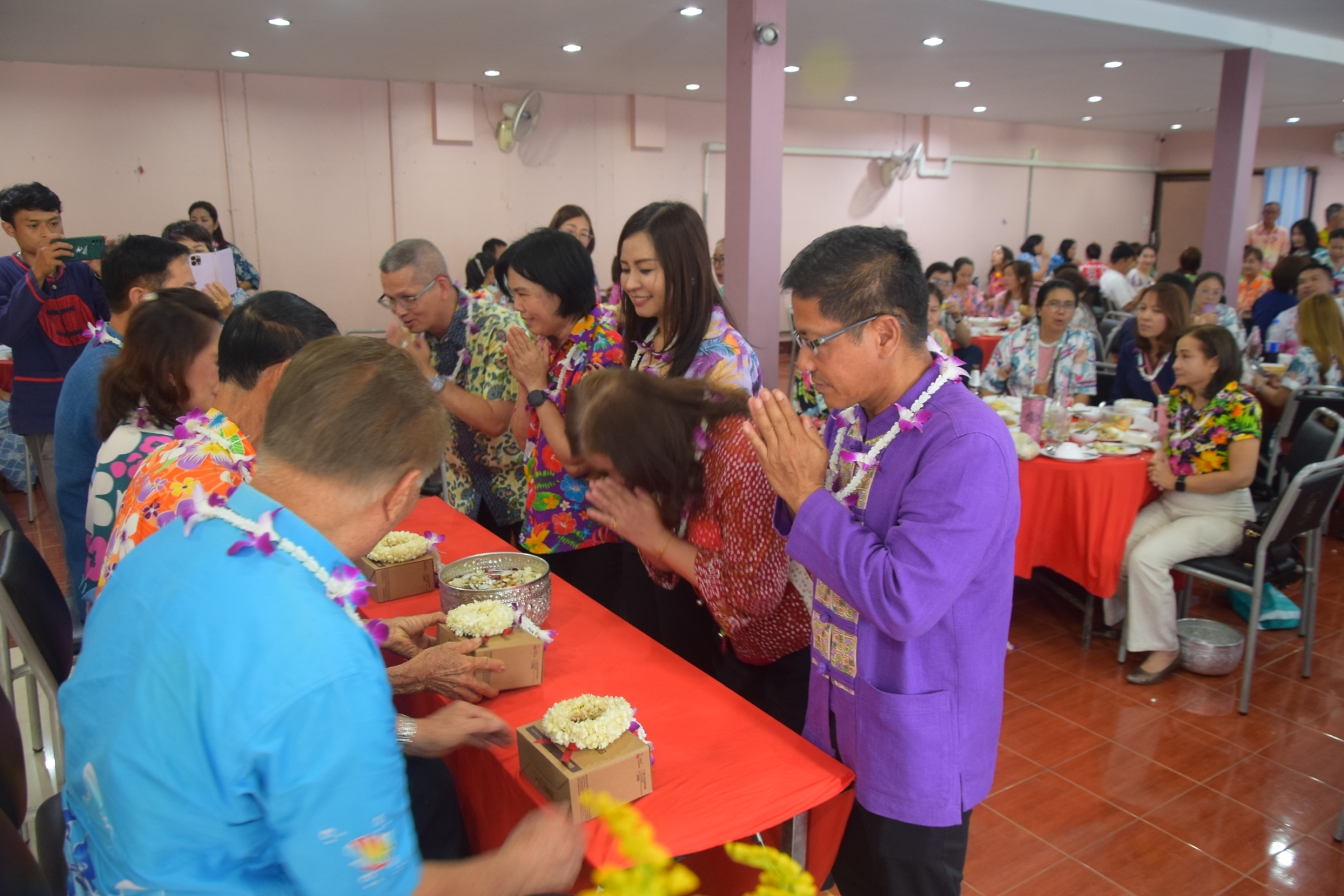 พช.น่าน จัดพิธีสูมาการวะรดน้ำดำหัวพัฒนาการจังหวัดน่าน และข้าราชการบำนาญ เนื่องในวันปี๋ใหม่เมือง 2567