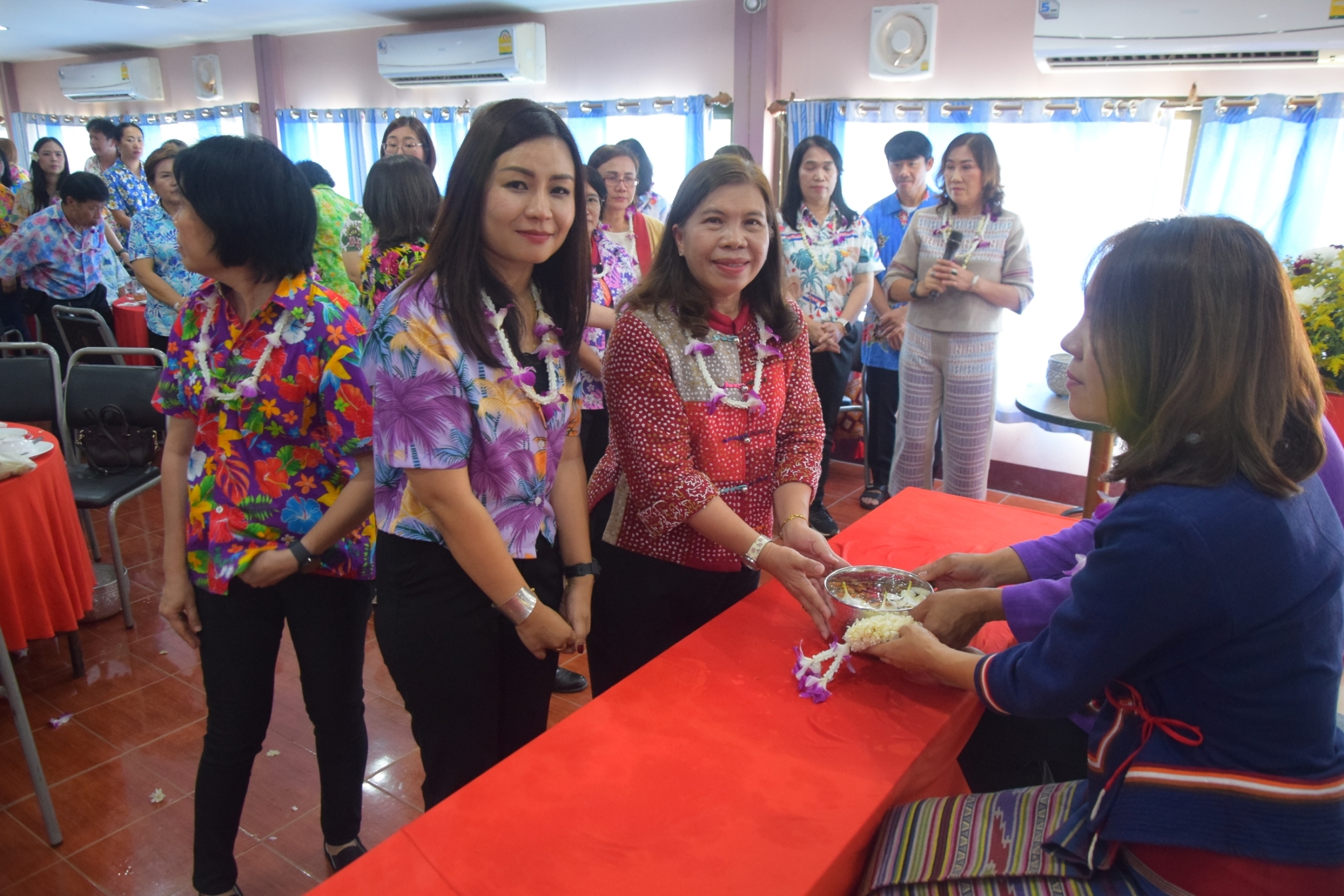 พช.น่าน จัดพิธีสูมาการวะรดน้ำดำหัวพัฒนาการจังหวัดน่าน และข้าราชการบำนาญ เนื่องในวันปี๋ใหม่เมือง 2567