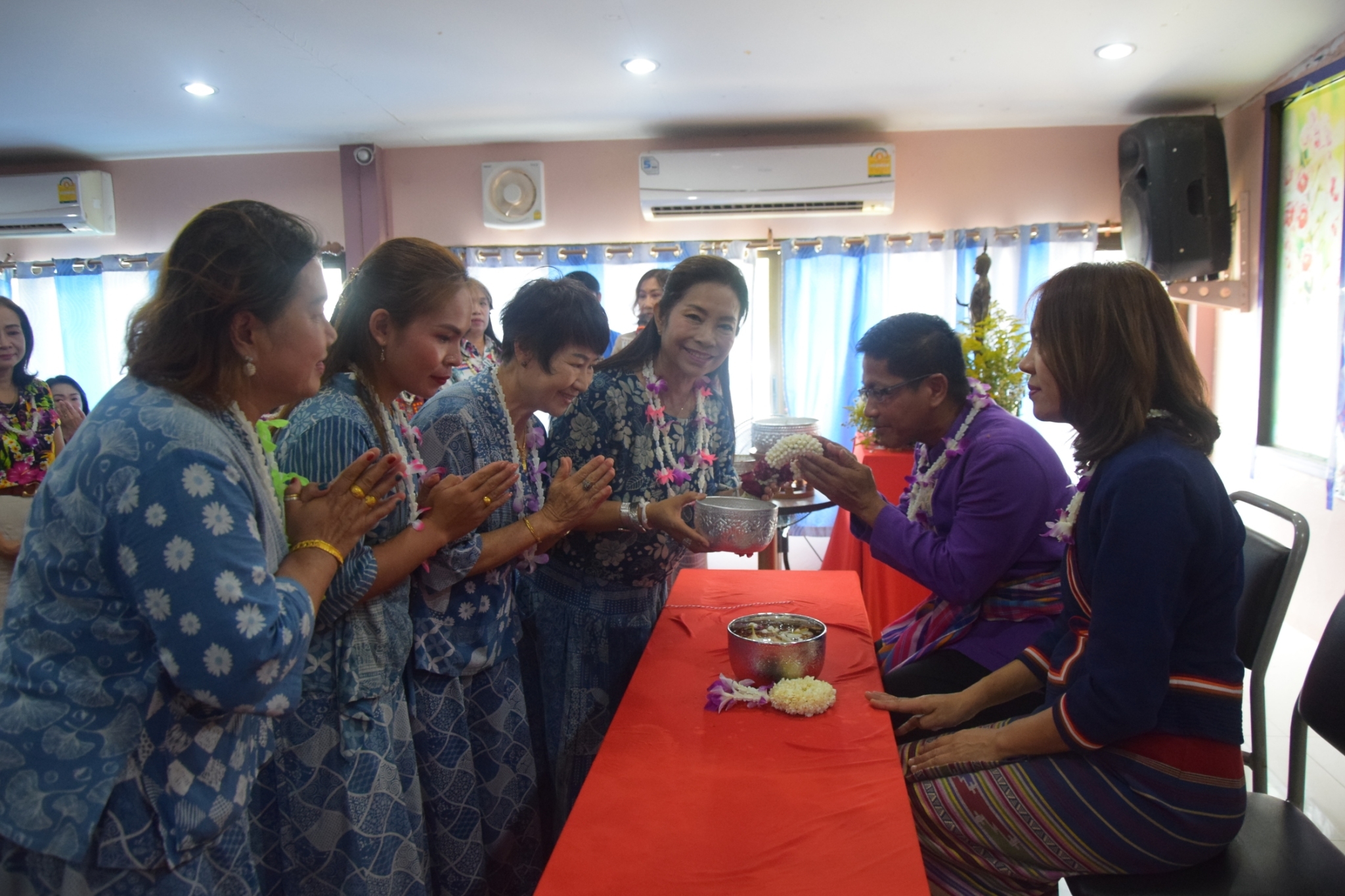 พช.น่าน จัดพิธีสูมาการวะรดน้ำดำหัวพัฒนาการจังหวัดน่าน และข้าราชการบำนาญ เนื่องในวันปี๋ใหม่เมือง 2567