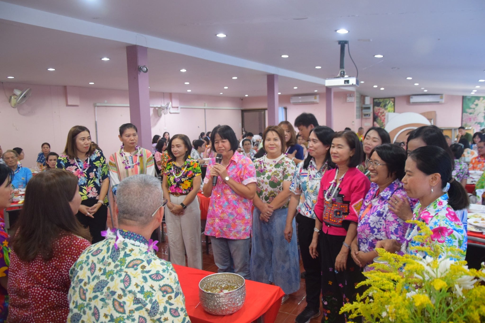 พช.น่าน จัดพิธีสูมาการวะรดน้ำดำหัวพัฒนาการจังหวัดน่าน และข้าราชการบำนาญ เนื่องในวันปี๋ใหม่เมือง 2567