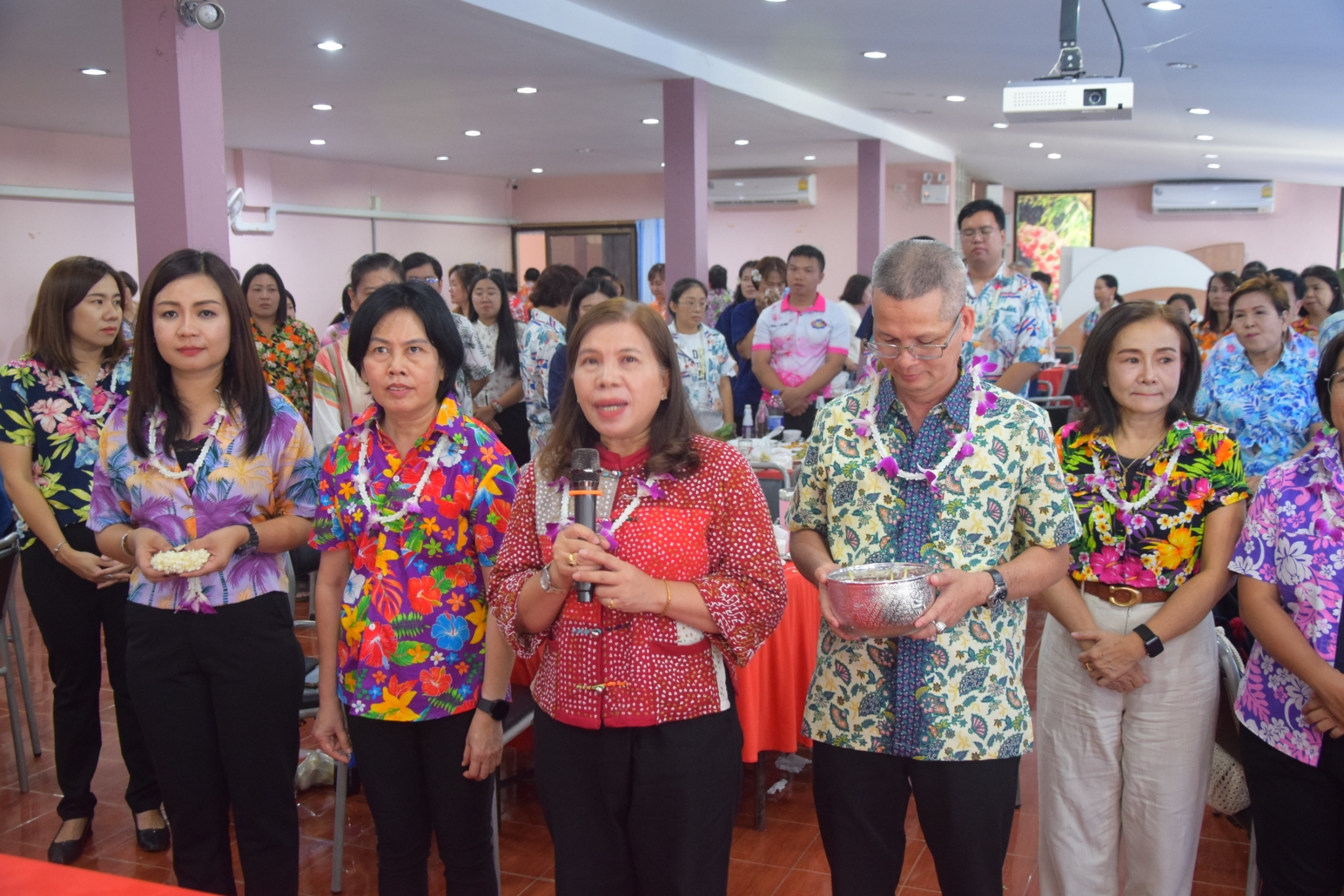 พช.น่าน จัดพิธีสูมาการวะรดน้ำดำหัวพัฒนาการจังหวัดน่าน และข้าราชการบำนาญ เนื่องในวันปี๋ใหม่เมือง 2567