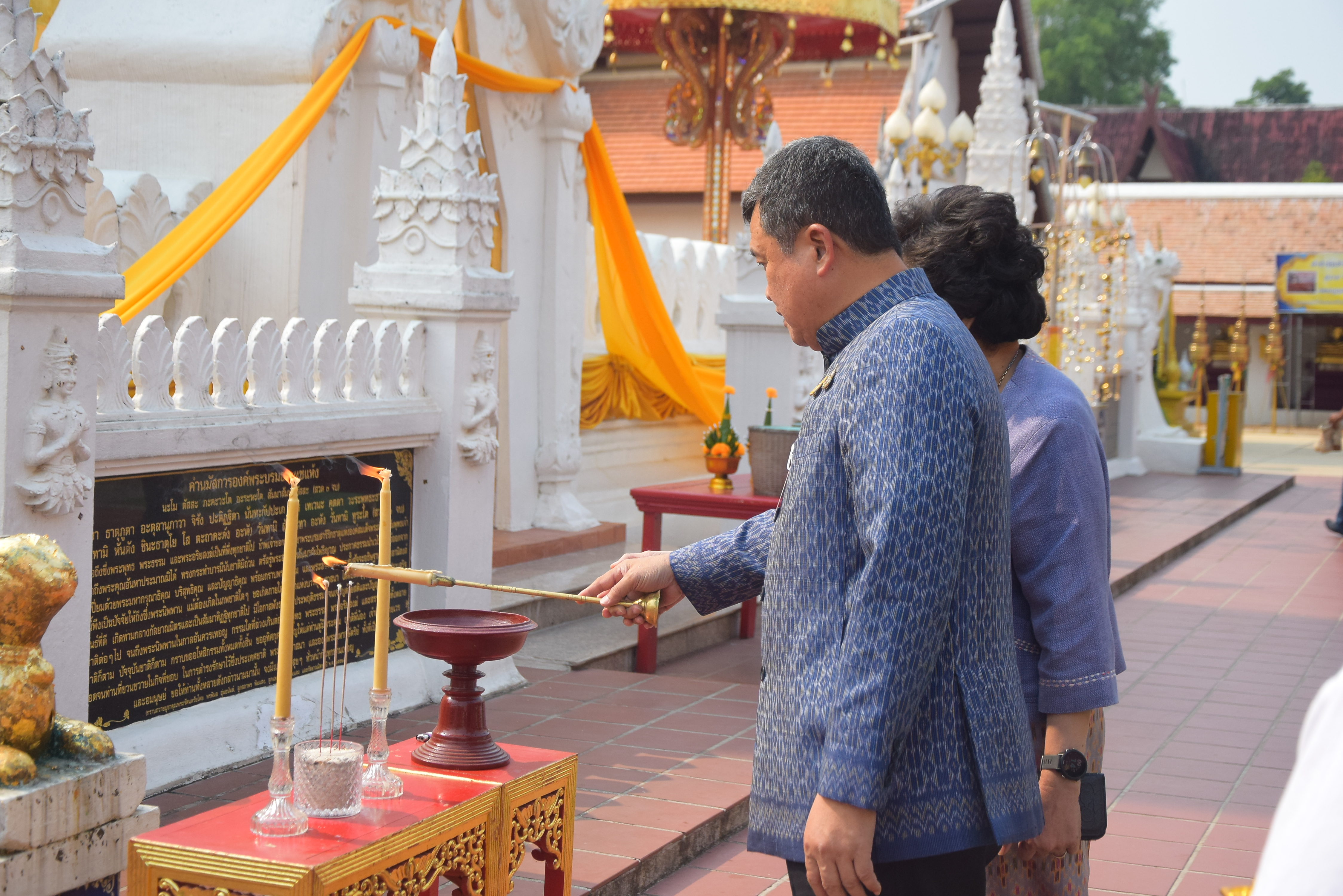 ปลัดกระทรวงมหาดไทยพร้อมนายกสมาคมแม่บ้านมหาดไทย เดินทางปฏิบัติราชการในพื้นที่จังหวัดน่าน ประกอบพิธีถวายเทวดาเหยียบมอมสร้างขึ้นเพื่อทดแทนของเดิมของวัดพระธาตุแช่แห้ง ที่สุญหายไปกว่า 60 ปี