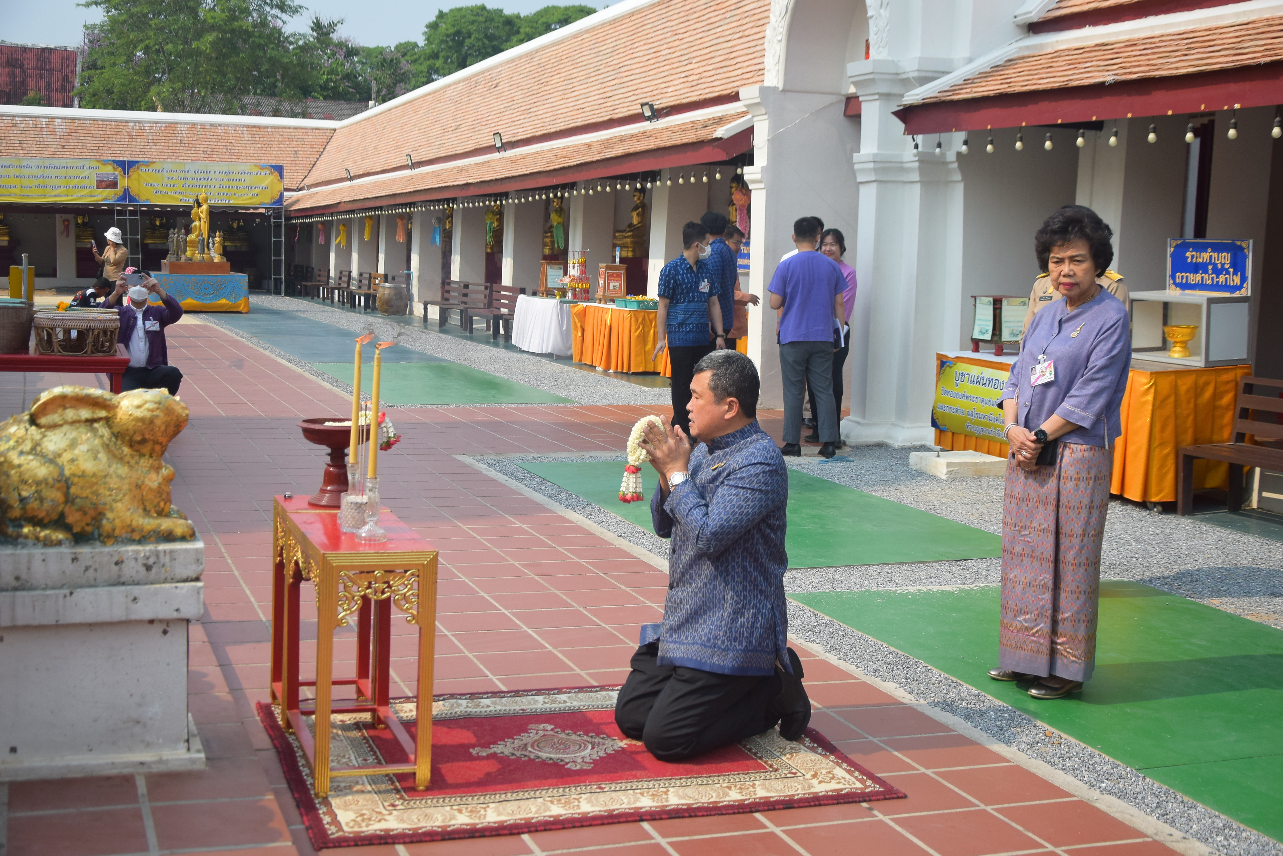 ปลัดกระทรวงมหาดไทยพร้อมนายกสมาคมแม่บ้านมหาดไทย เดินทางปฏิบัติราชการในพื้นที่จังหวัดน่าน ประกอบพิธีถวายเทวดาเหยียบมอมสร้างขึ้นเพื่อทดแทนของเดิมของวัดพระธาตุแช่แห้ง ที่สุญหายไปกว่า 60 ปี