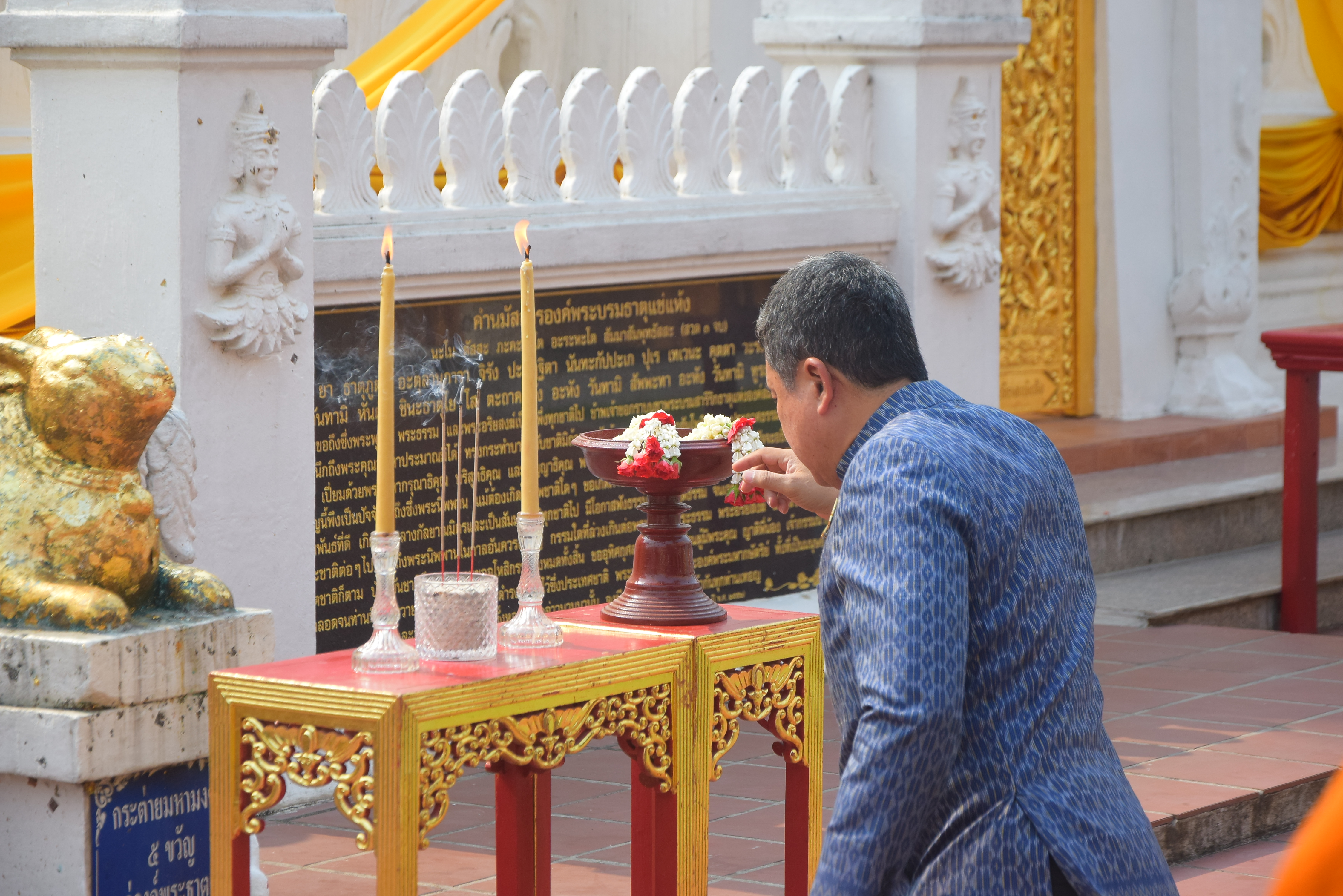 ปลัดกระทรวงมหาดไทยพร้อมนายกสมาคมแม่บ้านมหาดไทย เดินทางปฏิบัติราชการในพื้นที่จังหวัดน่าน ประกอบพิธีถวายเทวดาเหยียบมอมสร้างขึ้นเพื่อทดแทนของเดิมของวัดพระธาตุแช่แห้ง ที่สุญหายไปกว่า 60 ปี