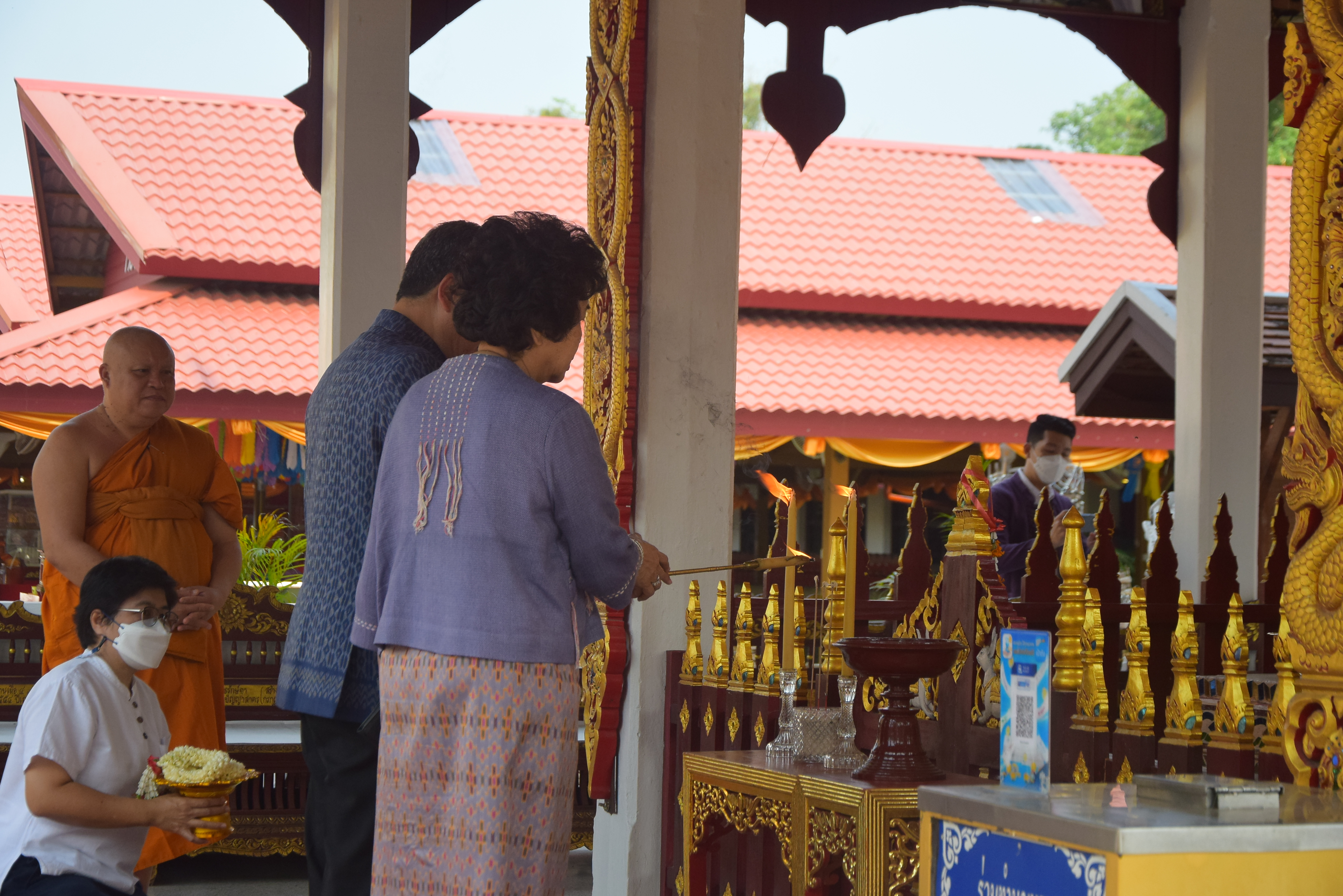 ปลัดกระทรวงมหาดไทยพร้อมนายกสมาคมแม่บ้านมหาดไทย เดินทางปฏิบัติราชการในพื้นที่จังหวัดน่าน ประกอบพิธีถวายเทวดาเหยียบมอมสร้างขึ้นเพื่อทดแทนของเดิมของวัดพระธาตุแช่แห้ง ที่สุญหายไปกว่า 60 ปี