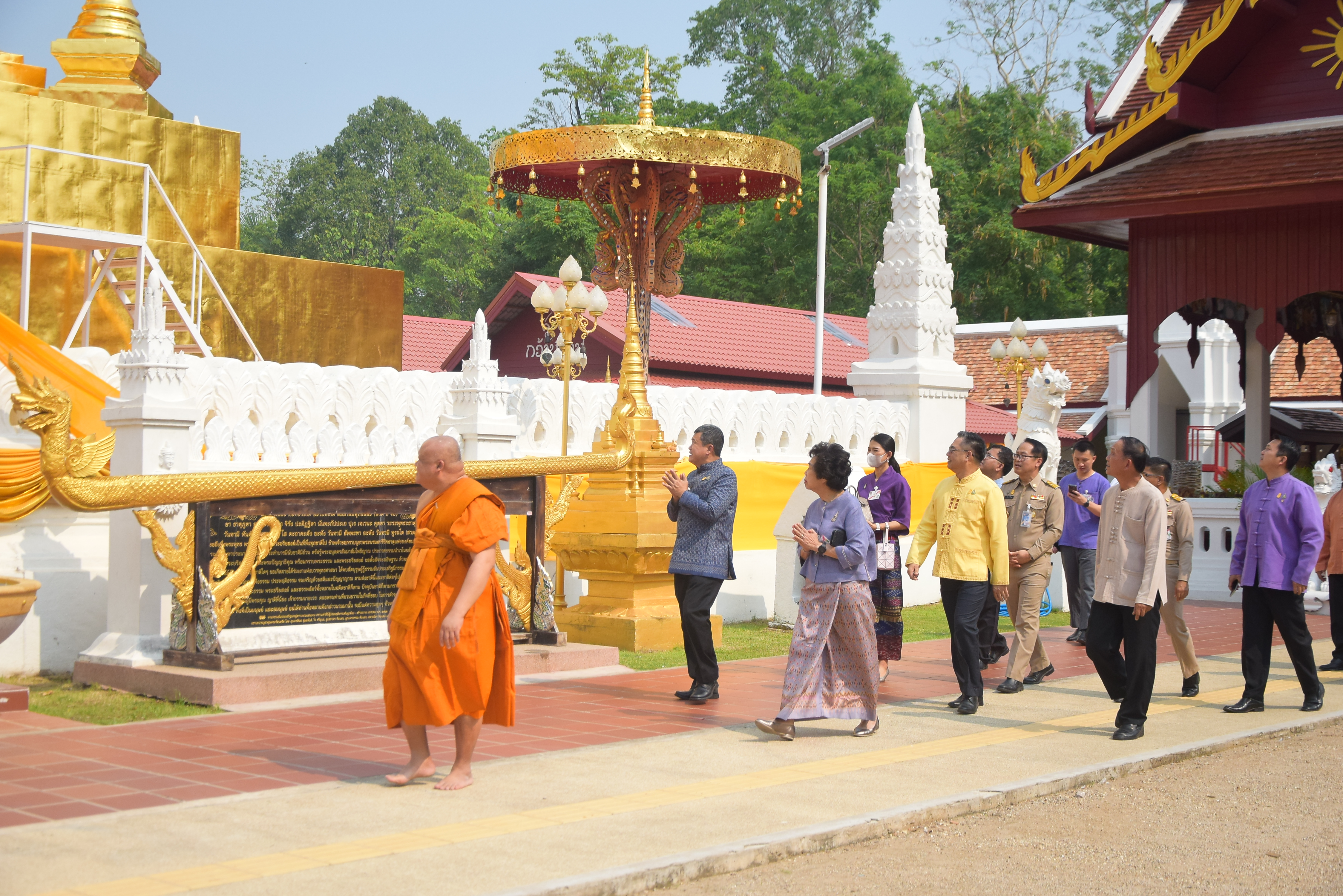 ปลัดกระทรวงมหาดไทยพร้อมนายกสมาคมแม่บ้านมหาดไทย เดินทางปฏิบัติราชการในพื้นที่จังหวัดน่าน ประกอบพิธีถวายเทวดาเหยียบมอมสร้างขึ้นเพื่อทดแทนของเดิมของวัดพระธาตุแช่แห้ง ที่สุญหายไปกว่า 60 ปี