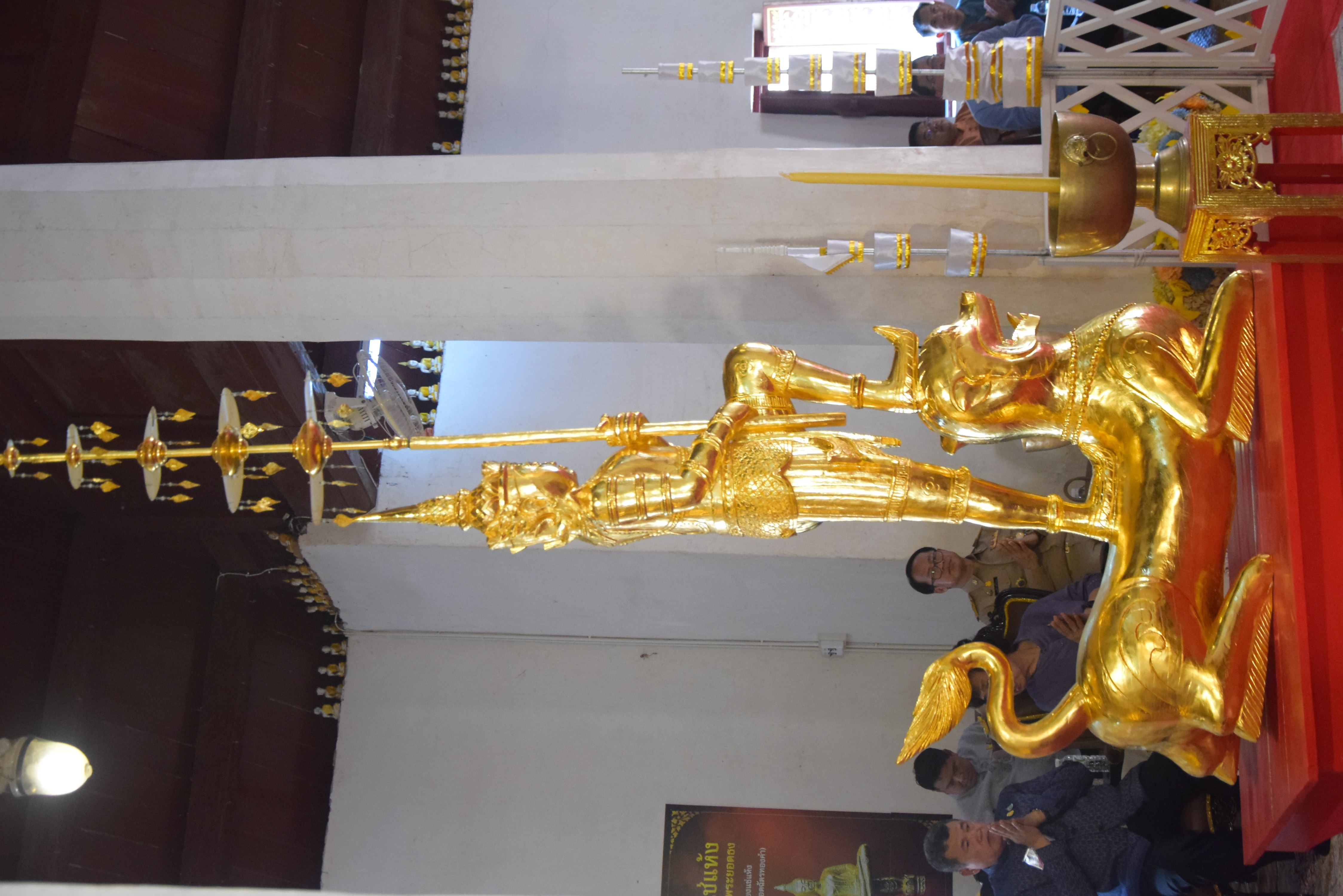 ปลัดกระทรวงมหาดไทยพร้อมนายกสมาคมแม่บ้านมหาดไทย เดินทางปฏิบัติราชการในพื้นที่จังหวัดน่าน ประกอบพิธีถวายเทวดาเหยียบมอมสร้างขึ้นเพื่อทดแทนของเดิมของวัดพระธาตุแช่แห้ง ที่สุญหายไปกว่า 60 ปี