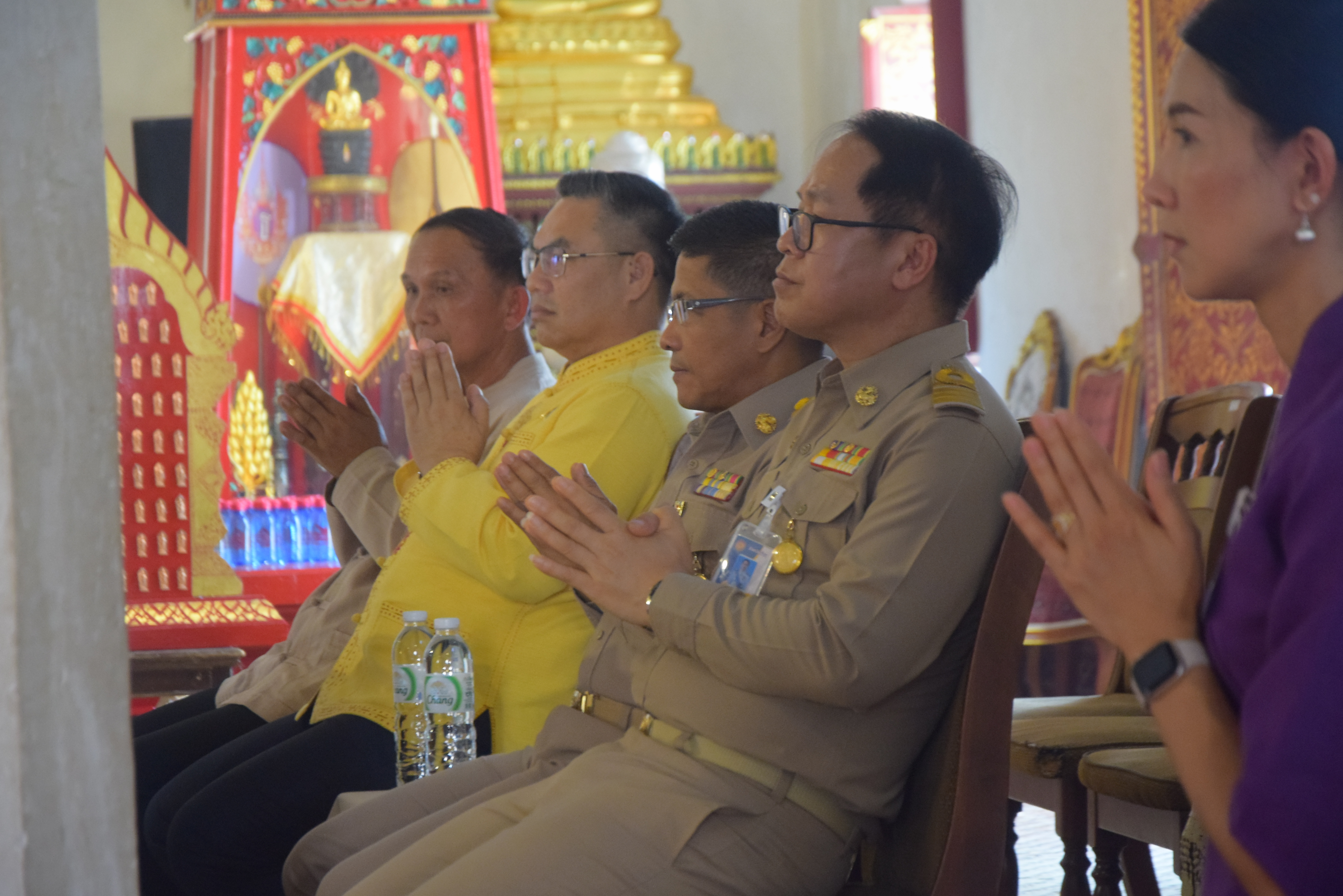 ปลัดกระทรวงมหาดไทยพร้อมนายกสมาคมแม่บ้านมหาดไทย เดินทางปฏิบัติราชการในพื้นที่จังหวัดน่าน ประกอบพิธีถวายเทวดาเหยียบมอมสร้างขึ้นเพื่อทดแทนของเดิมของวัดพระธาตุแช่แห้ง ที่สุญหายไปกว่า 60 ปี