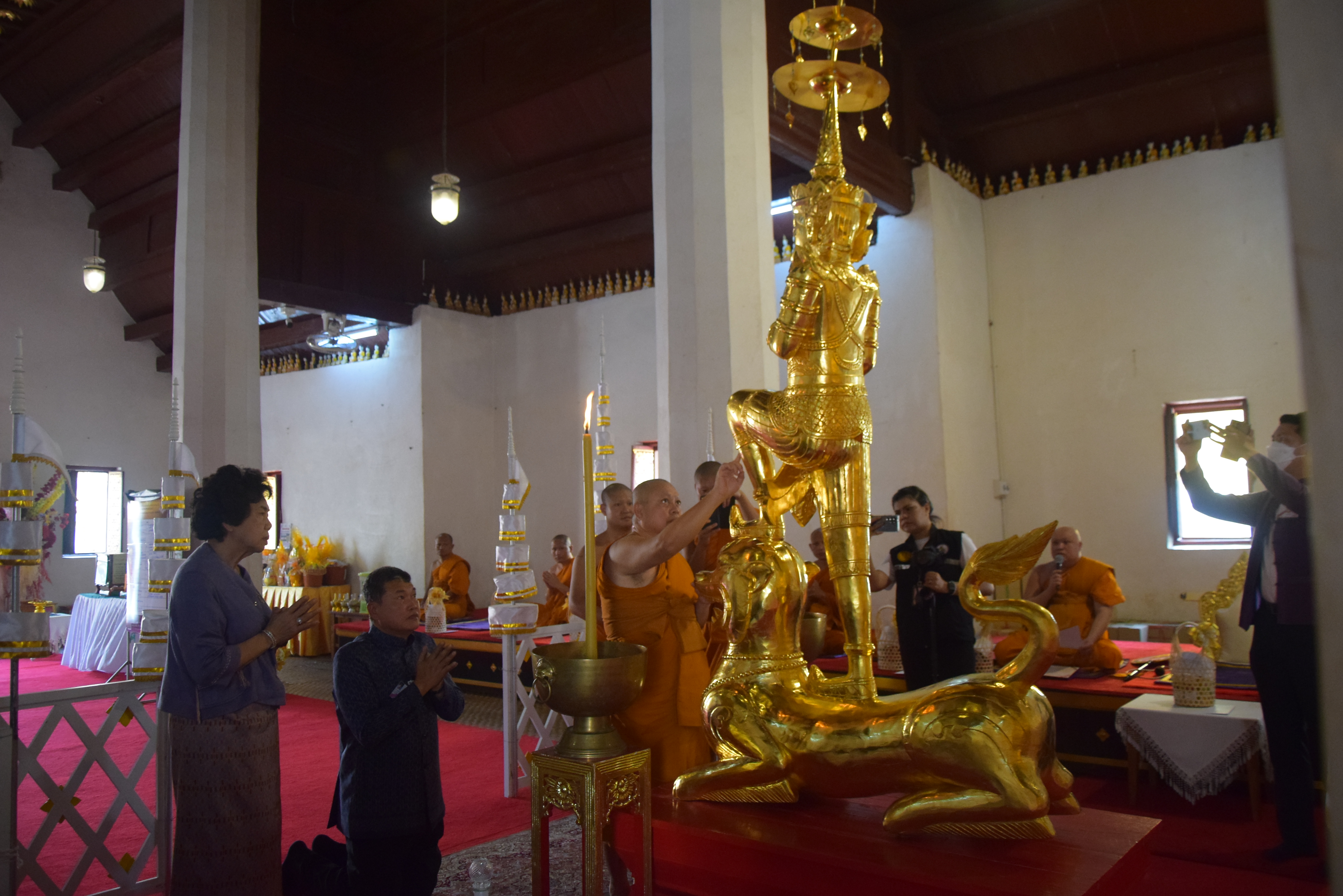 ปลัดกระทรวงมหาดไทยพร้อมนายกสมาคมแม่บ้านมหาดไทย เดินทางปฏิบัติราชการในพื้นที่จังหวัดน่าน ประกอบพิธีถวายเทวดาเหยียบมอมสร้างขึ้นเพื่อทดแทนของเดิมของวัดพระธาตุแช่แห้ง ที่สุญหายไปกว่า 60 ปี