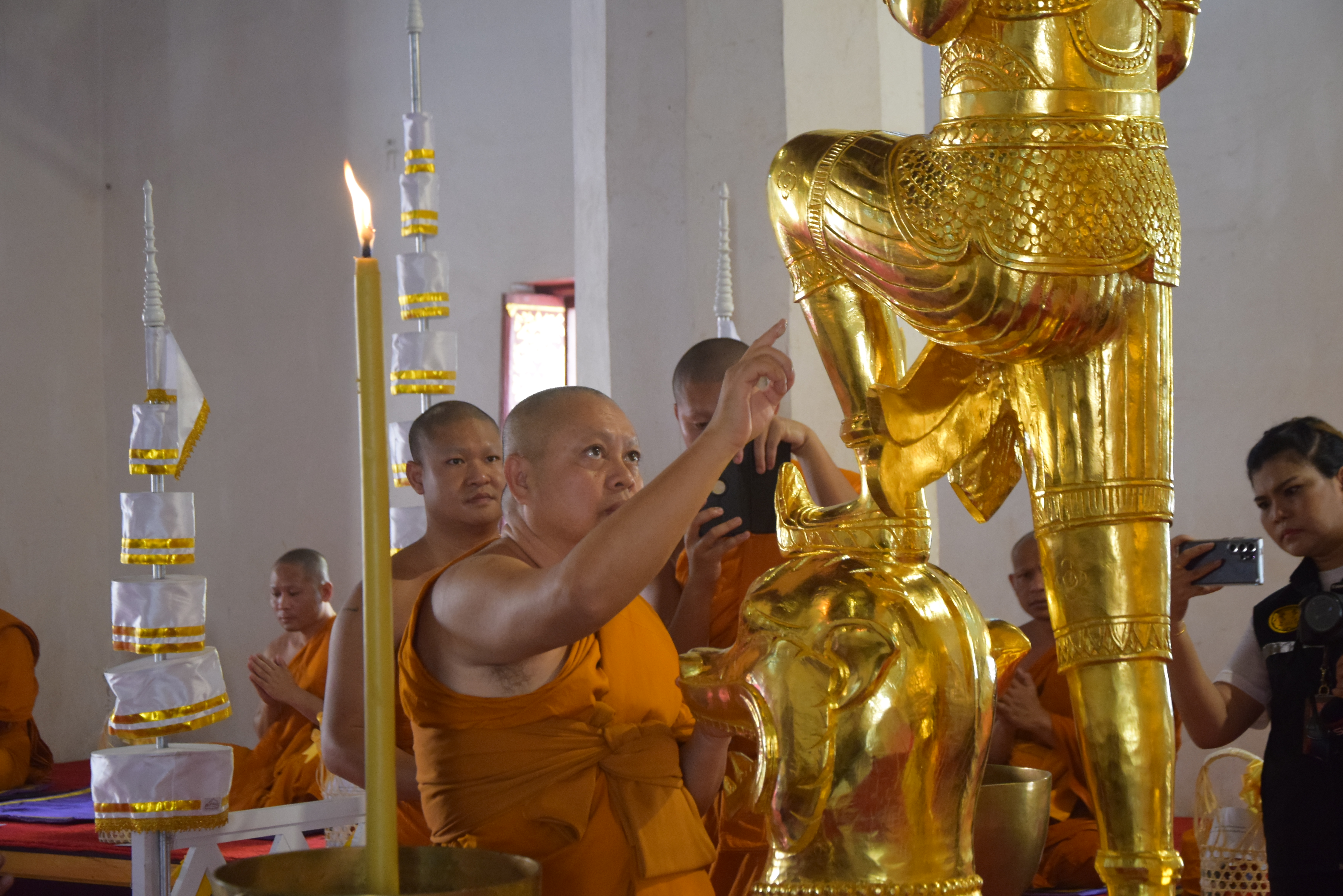 ปลัดกระทรวงมหาดไทยพร้อมนายกสมาคมแม่บ้านมหาดไทย เดินทางปฏิบัติราชการในพื้นที่จังหวัดน่าน ประกอบพิธีถวายเทวดาเหยียบมอมสร้างขึ้นเพื่อทดแทนของเดิมของวัดพระธาตุแช่แห้ง ที่สุญหายไปกว่า 60 ปี