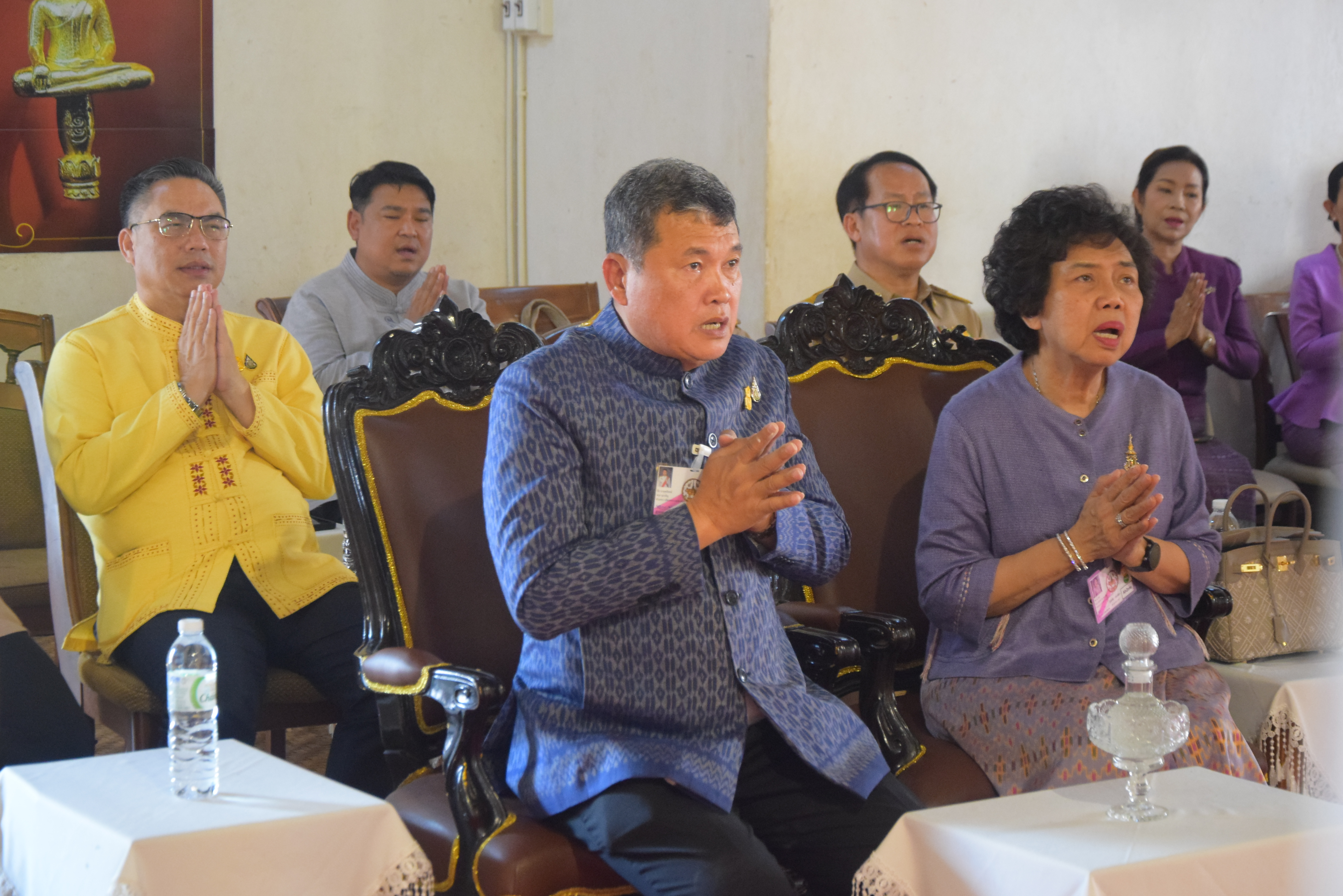 ปลัดกระทรวงมหาดไทยพร้อมนายกสมาคมแม่บ้านมหาดไทย เดินทางปฏิบัติราชการในพื้นที่จังหวัดน่าน ประกอบพิธีถวายเทวดาเหยียบมอมสร้างขึ้นเพื่อทดแทนของเดิมของวัดพระธาตุแช่แห้ง ที่สุญหายไปกว่า 60 ปี