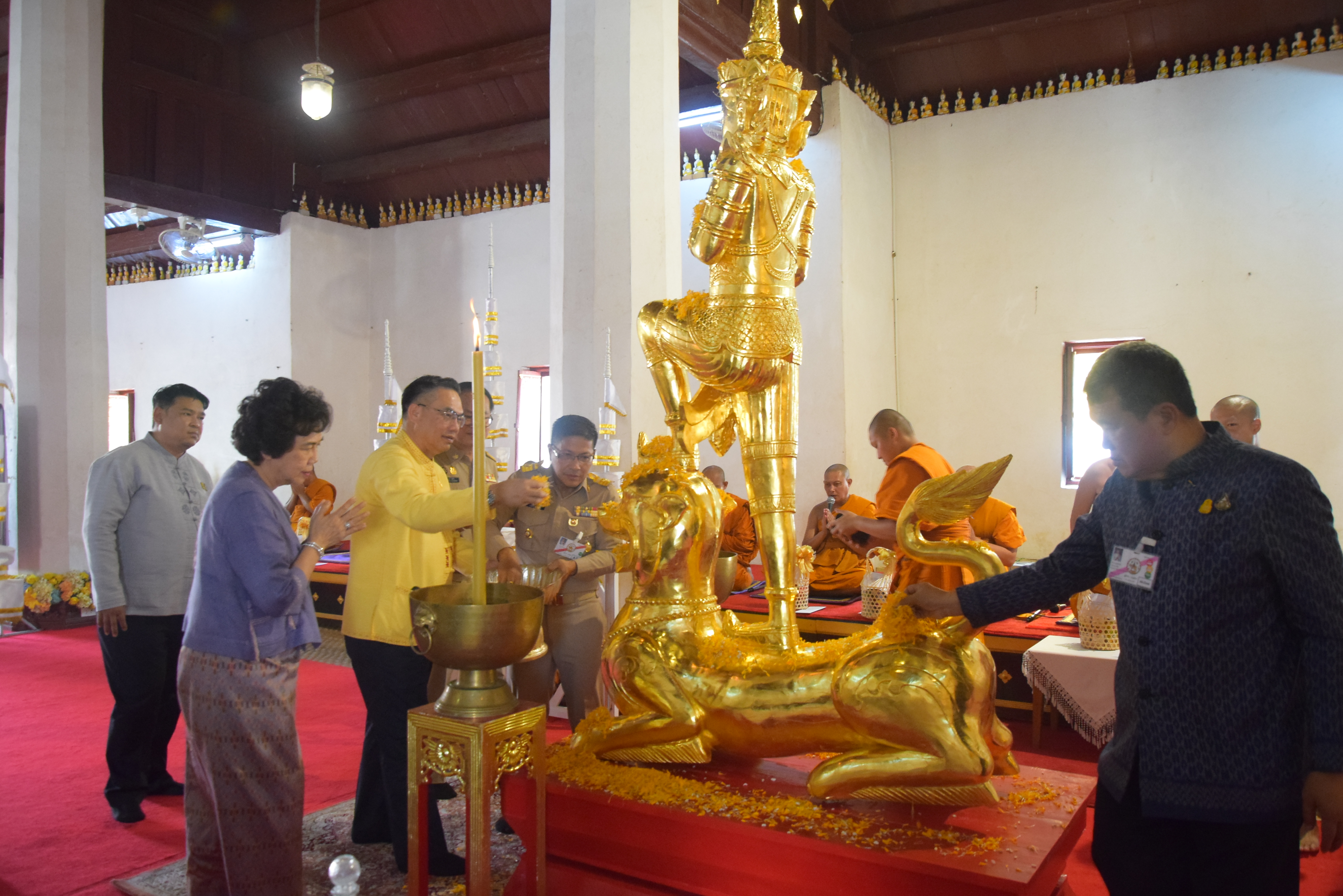 ปลัดกระทรวงมหาดไทยพร้อมนายกสมาคมแม่บ้านมหาดไทย เดินทางปฏิบัติราชการในพื้นที่จังหวัดน่าน ประกอบพิธีถวายเทวดาเหยียบมอมสร้างขึ้นเพื่อทดแทนของเดิมของวัดพระธาตุแช่แห้ง ที่สุญหายไปกว่า 60 ปี