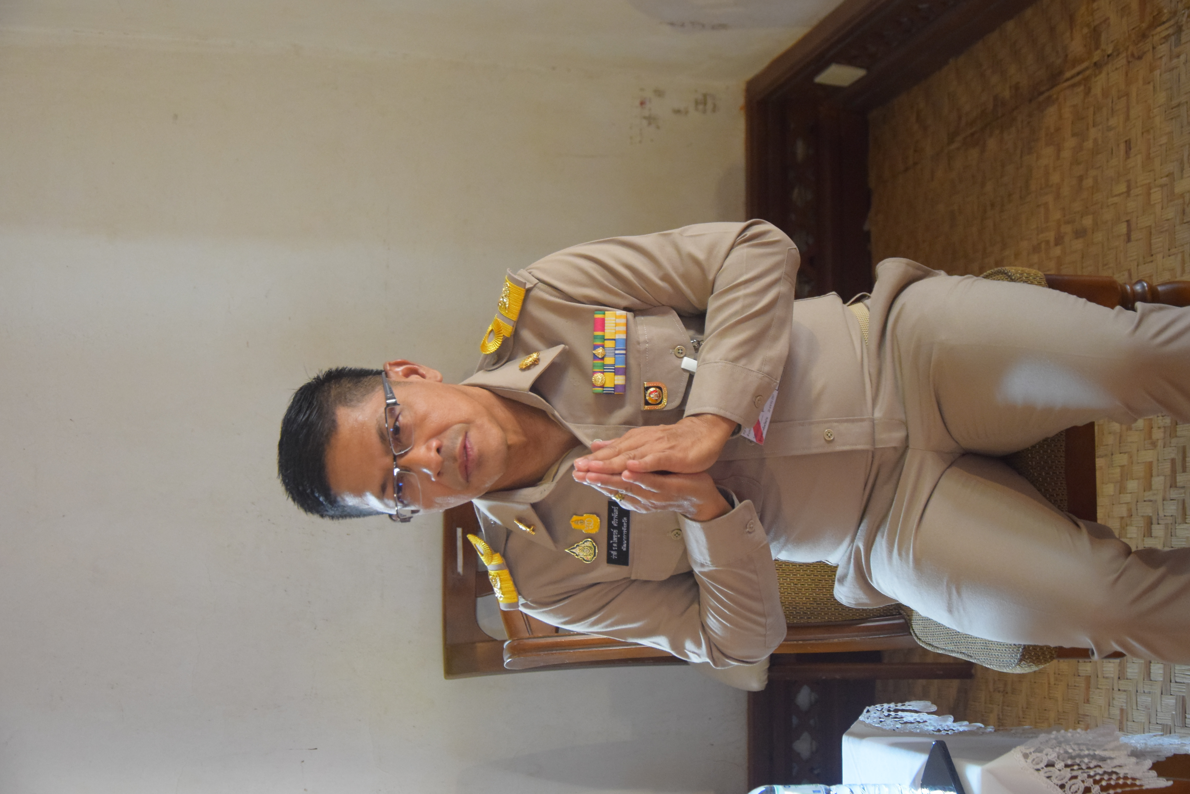 ปลัดกระทรวงมหาดไทยพร้อมนายกสมาคมแม่บ้านมหาดไทย เดินทางปฏิบัติราชการในพื้นที่จังหวัดน่าน ประกอบพิธีถวายเทวดาเหยียบมอมสร้างขึ้นเพื่อทดแทนของเดิมของวัดพระธาตุแช่แห้ง ที่สุญหายไปกว่า 60 ปี