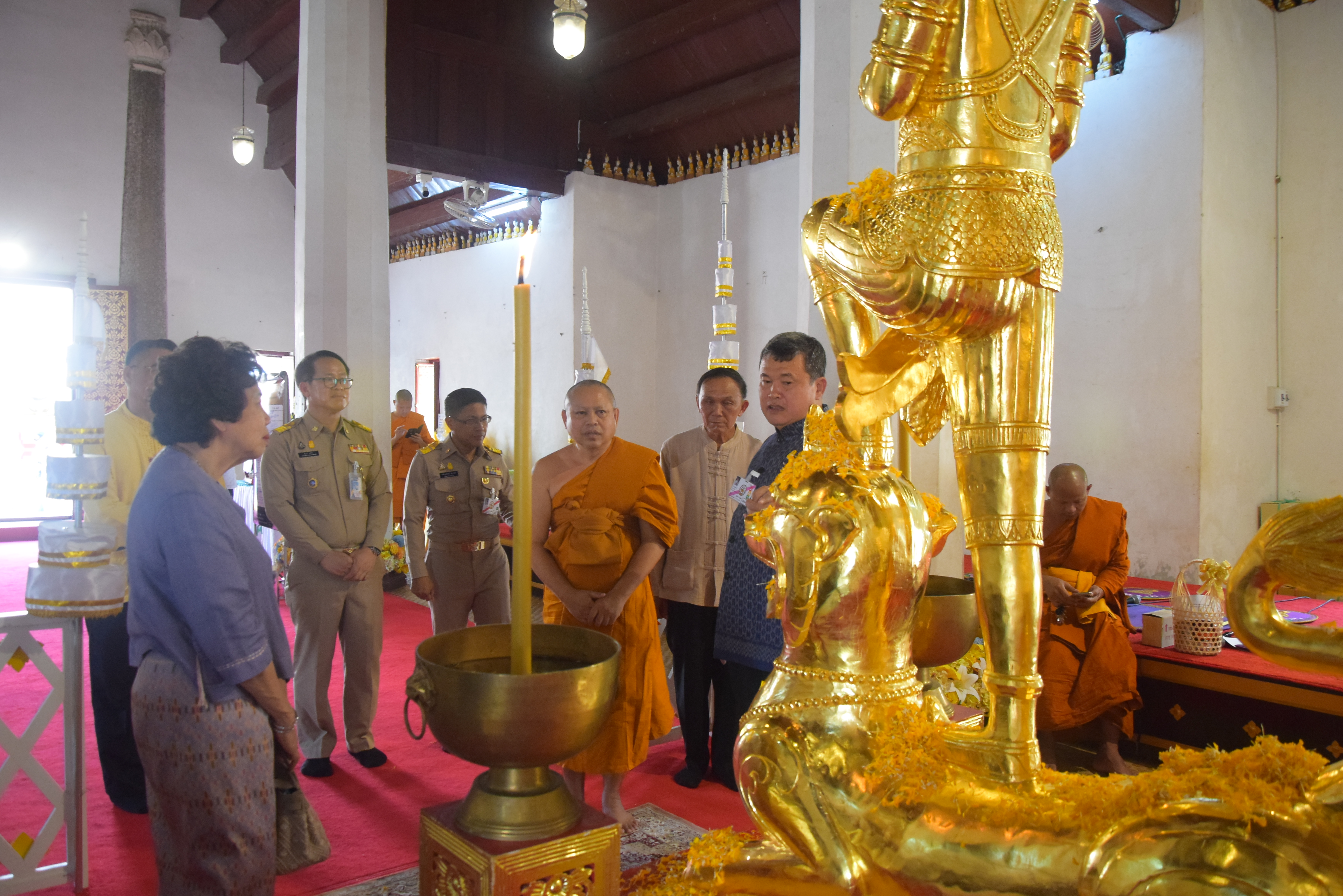 ปลัดกระทรวงมหาดไทยพร้อมนายกสมาคมแม่บ้านมหาดไทย เดินทางปฏิบัติราชการในพื้นที่จังหวัดน่าน ประกอบพิธีถวายเทวดาเหยียบมอมสร้างขึ้นเพื่อทดแทนของเดิมของวัดพระธาตุแช่แห้ง ที่สุญหายไปกว่า 60 ปี