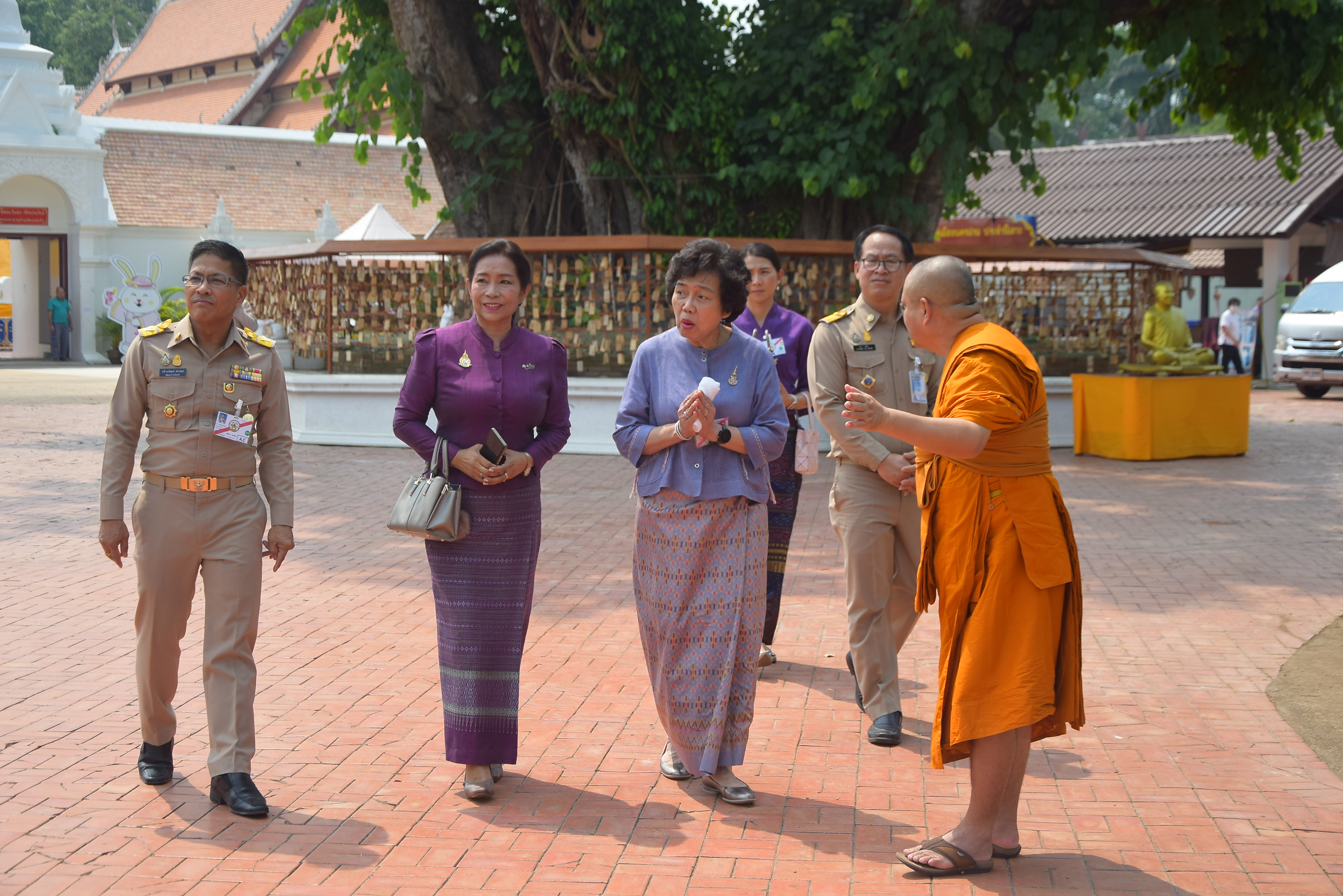 ปลัดกระทรวงมหาดไทยพร้อมนายกสมาคมแม่บ้านมหาดไทย เดินทางปฏิบัติราชการในพื้นที่จังหวัดน่าน ประกอบพิธีถวายเทวดาเหยียบมอมสร้างขึ้นเพื่อทดแทนของเดิมของวัดพระธาตุแช่แห้ง ที่สุญหายไปกว่า 60 ปี