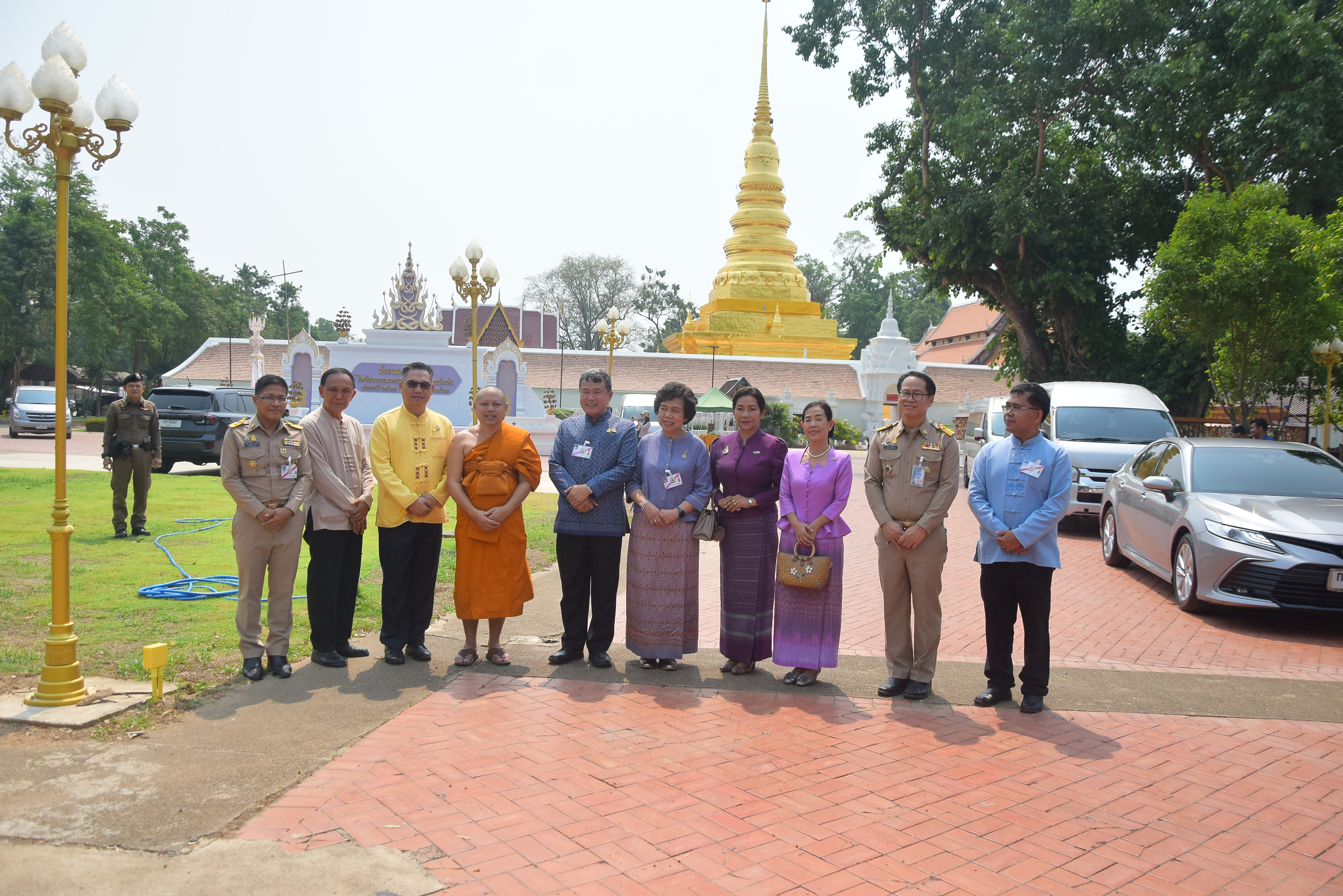 ปลัดกระทรวงมหาดไทยพร้อมนายกสมาคมแม่บ้านมหาดไทย เดินทางปฏิบัติราชการในพื้นที่จังหวัดน่าน ประกอบพิธีถวายเทวดาเหยียบมอมสร้างขึ้นเพื่อทดแทนของเดิมของวัดพระธาตุแช่แห้ง ที่สุญหายไปกว่า 60 ปี
