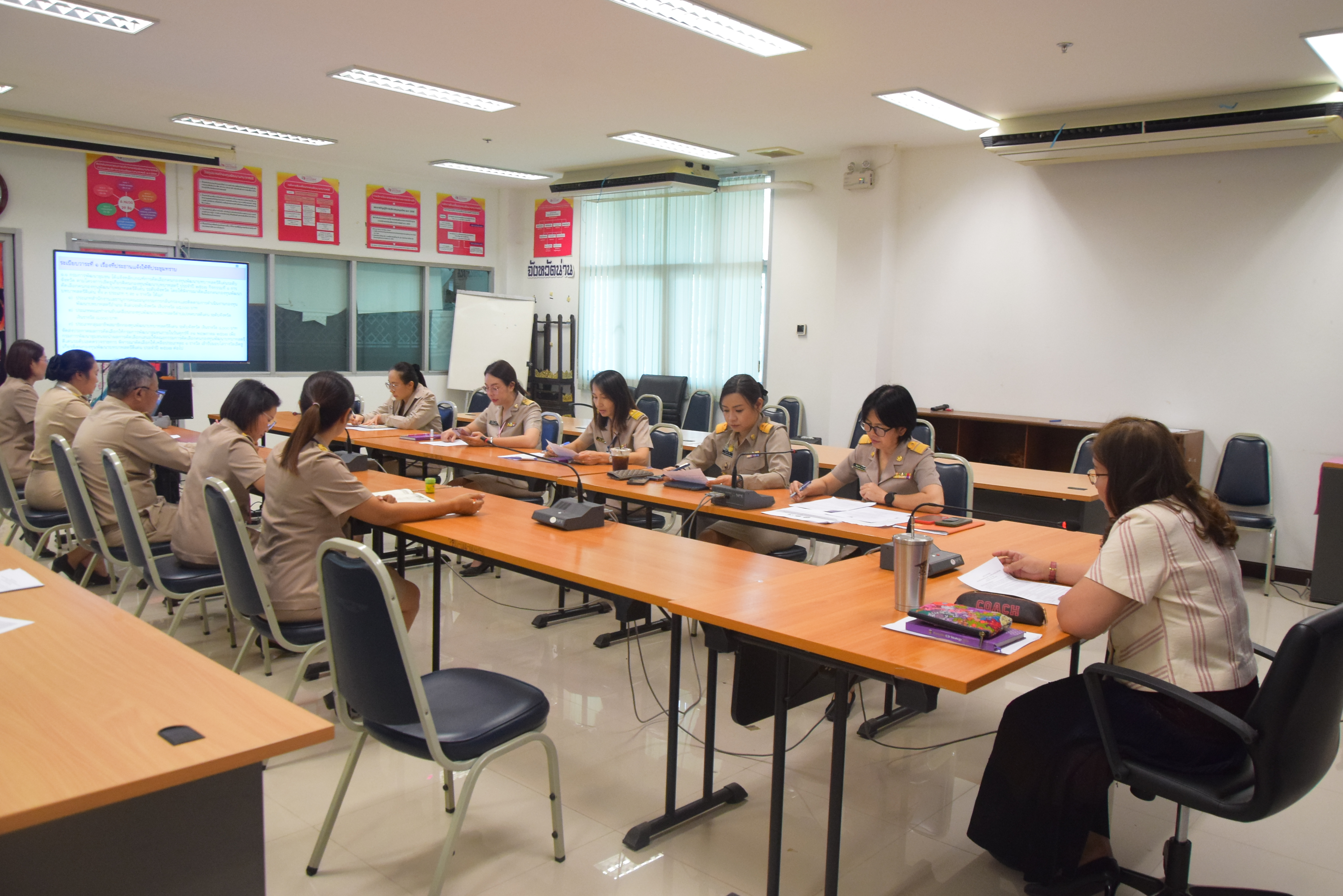 พช.น่าน ประชุมคณะทำงานกลั่นกรองการคัดเลือกคนกองทุนพัฒนาบทบาทสตรีดีเด่น ระดับจังหวัด ประจำปี2567
