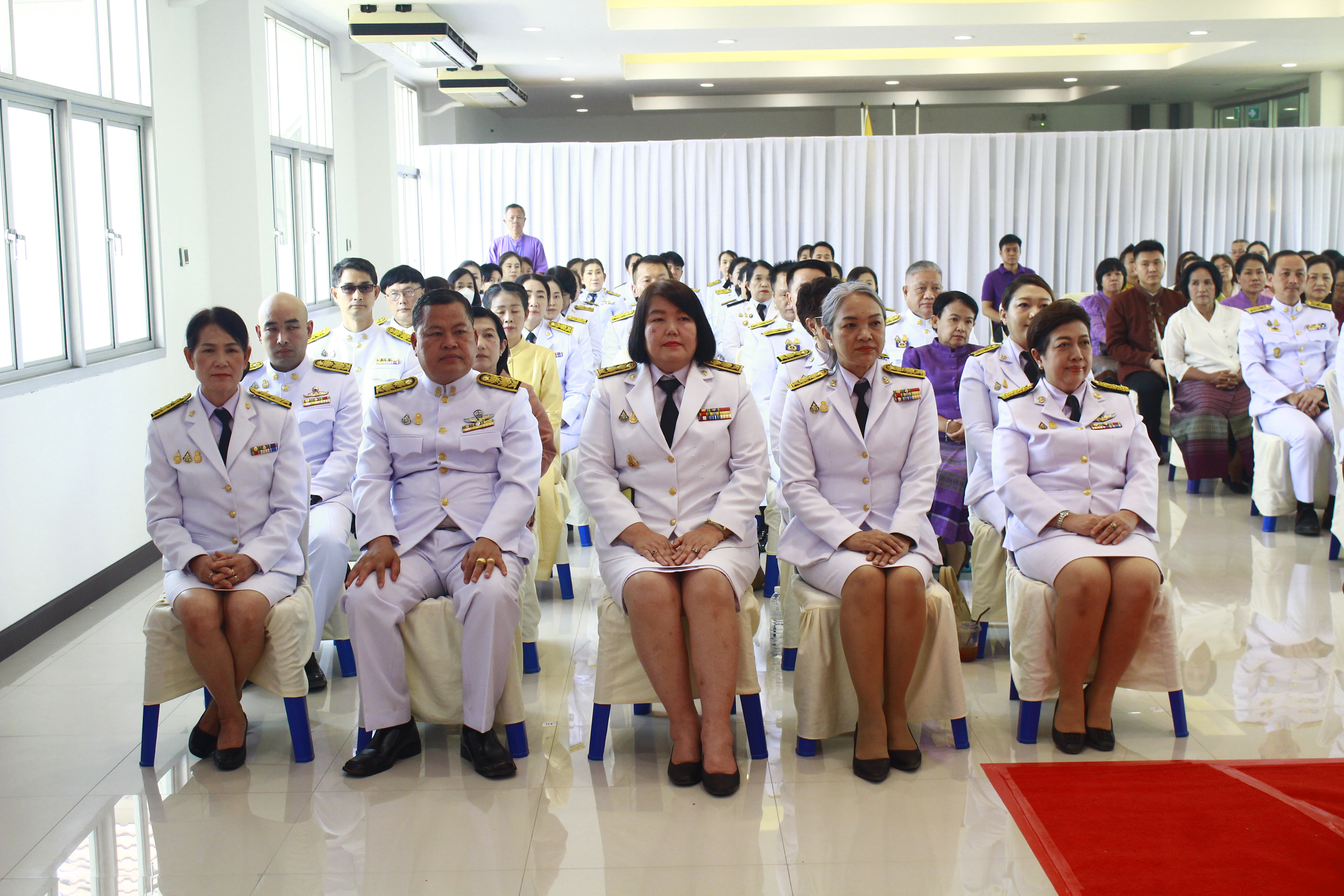 พช.น่าน ดําเนินโครงการสร้างการรับรู้ภูมิปัญญาผ้าไทยและผ้าลายพระราชทาน โดยจัดพิธีมอบแบบ ลายผ้าพระราชทาน “ผ้าลายสิริวชิราภรณ์” และเครื่องหมายรับรองสินค้าแฟชั่นและหัตถกรรมพระราชทาน “Sustainable Fashion : แฟชั่นแห่งความยั่งยืน” ให้กับช่างทอผ้า กลุ่มทอผ้า ผู้ผลิตผ้าทุกกลุ่ม ทุกเทคนิค ช่างหัตถกรรม และผู้มีส่วนเกี่ยวข้อง เพื่อนําลายผ้าพระราชทานไปเป็นต้นแบบและพัฒนาต่อยอดเพิ่มมูลค่าให้กับผลิตภัณฑ์ผ้าพื้นถิ่นและงานหัตถกรรมตามอัตลักษณ์ของจังหวัดน่าน