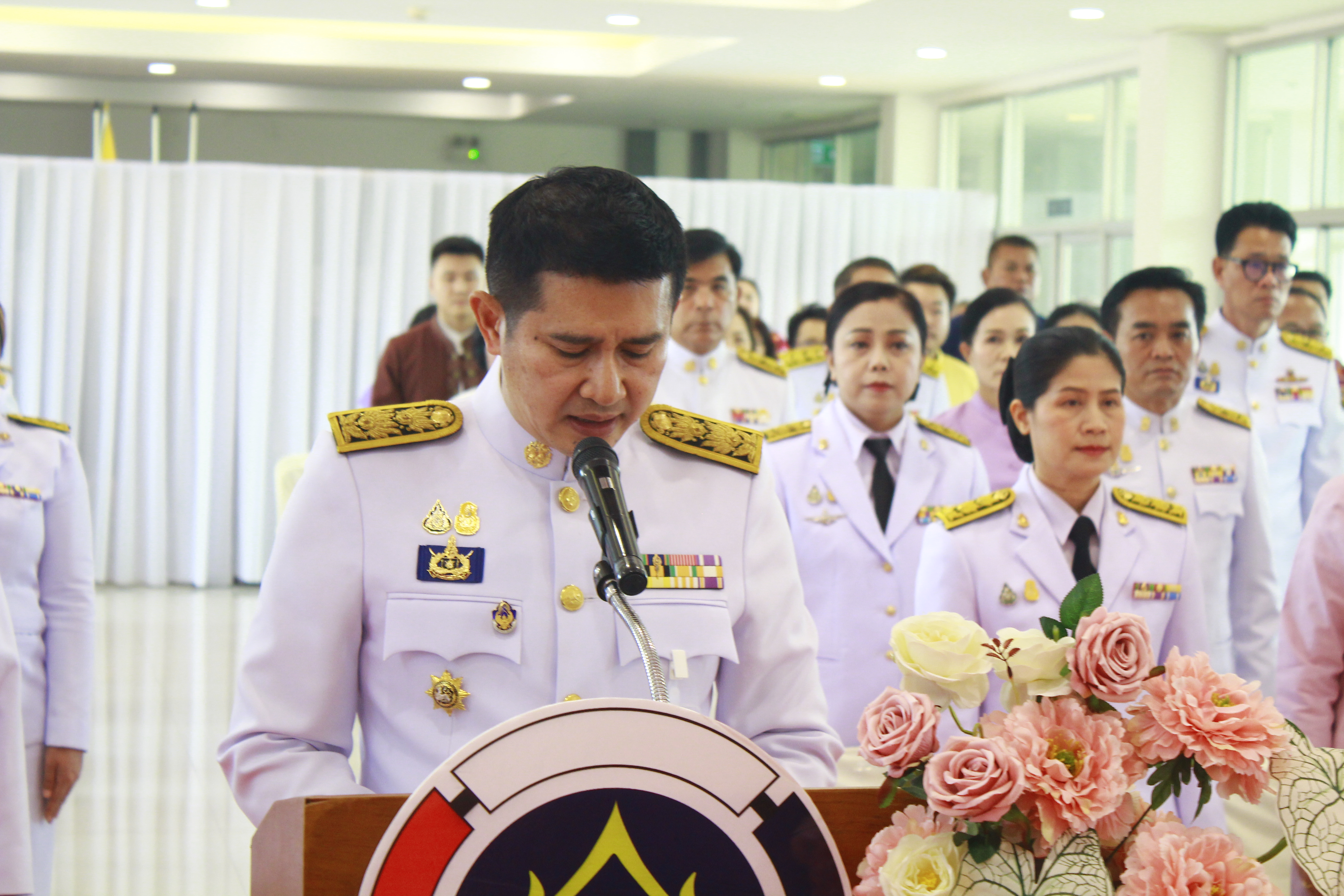 พช.น่าน ดําเนินโครงการสร้างการรับรู้ภูมิปัญญาผ้าไทยและผ้าลายพระราชทาน โดยจัดพิธีมอบแบบ ลายผ้าพระราชทาน “ผ้าลายสิริวชิราภรณ์” และเครื่องหมายรับรองสินค้าแฟชั่นและหัตถกรรมพระราชทาน “Sustainable Fashion : แฟชั่นแห่งความยั่งยืน” ให้กับช่างทอผ้า กลุ่มทอผ้า ผู้ผลิตผ้าทุกกลุ่ม ทุกเทคนิค ช่างหัตถกรรม และผู้มีส่วนเกี่ยวข้อง เพื่อนําลายผ้าพระราชทานไปเป็นต้นแบบและพัฒนาต่อยอดเพิ่มมูลค่าให้กับผลิตภัณฑ์ผ้าพื้นถิ่นและงานหัตถกรรมตามอัตลักษณ์ของจังหวัดน่าน