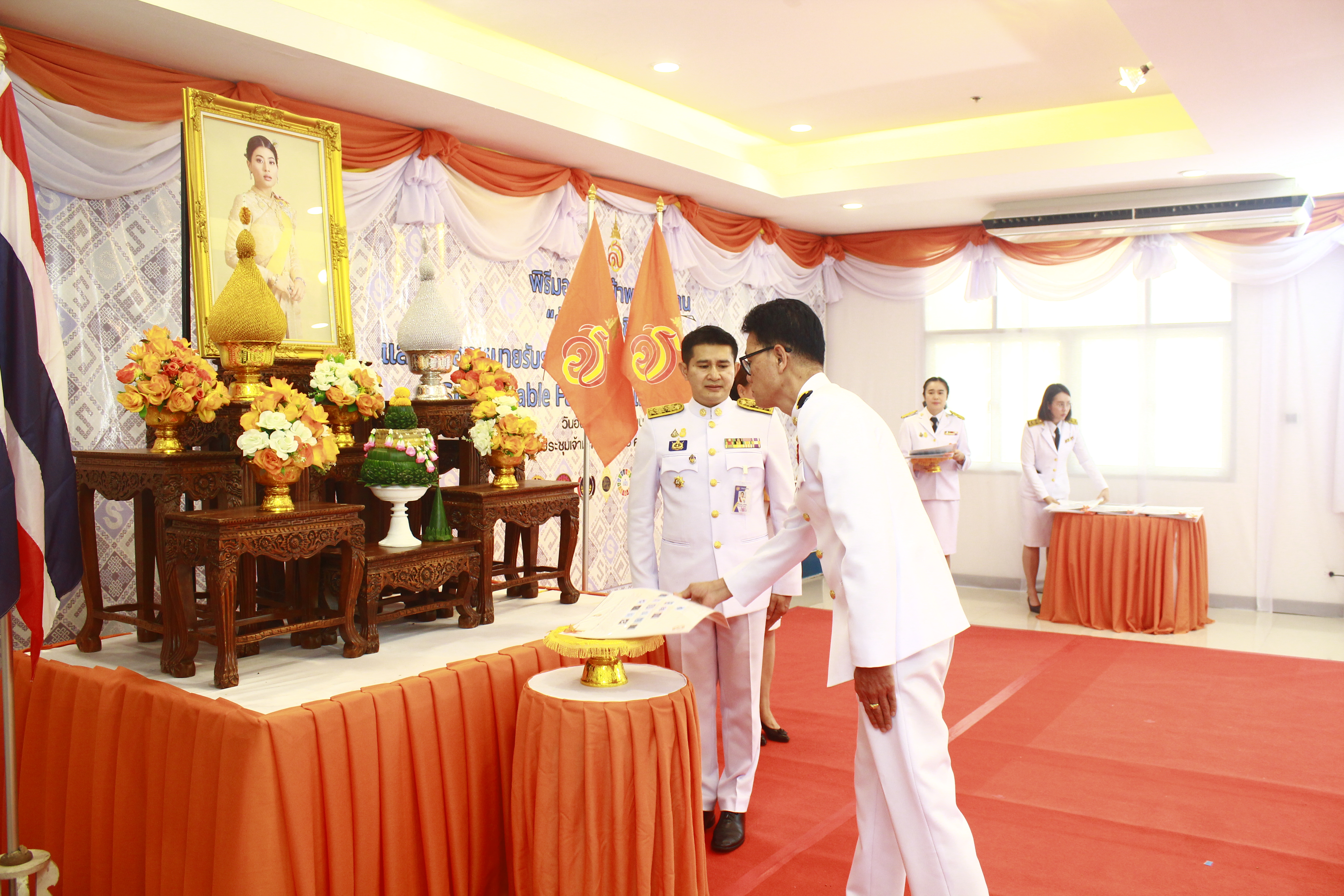 พช.น่าน ดําเนินโครงการสร้างการรับรู้ภูมิปัญญาผ้าไทยและผ้าลายพระราชทาน โดยจัดพิธีมอบแบบ ลายผ้าพระราชทาน “ผ้าลายสิริวชิราภรณ์” และเครื่องหมายรับรองสินค้าแฟชั่นและหัตถกรรมพระราชทาน “Sustainable Fashion : แฟชั่นแห่งความยั่งยืน” ให้กับช่างทอผ้า กลุ่มทอผ้า ผู้ผลิตผ้าทุกกลุ่ม ทุกเทคนิค ช่างหัตถกรรม และผู้มีส่วนเกี่ยวข้อง เพื่อนําลายผ้าพระราชทานไปเป็นต้นแบบและพัฒนาต่อยอดเพิ่มมูลค่าให้กับผลิตภัณฑ์ผ้าพื้นถิ่นและงานหัตถกรรมตามอัตลักษณ์ของจังหวัดน่าน
