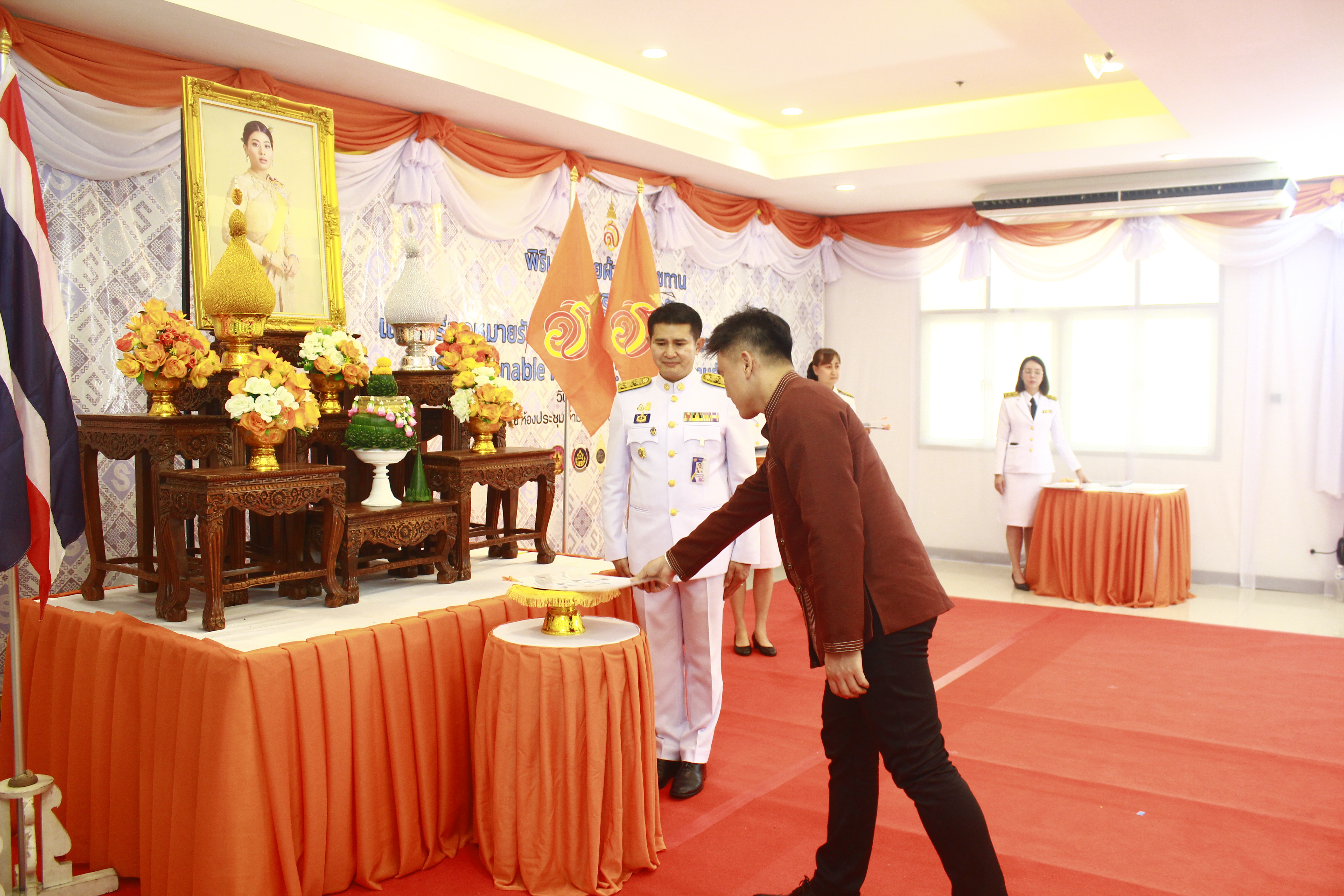 พช.น่าน ดําเนินโครงการสร้างการรับรู้ภูมิปัญญาผ้าไทยและผ้าลายพระราชทาน โดยจัดพิธีมอบแบบ ลายผ้าพระราชทาน “ผ้าลายสิริวชิราภรณ์” และเครื่องหมายรับรองสินค้าแฟชั่นและหัตถกรรมพระราชทาน “Sustainable Fashion : แฟชั่นแห่งความยั่งยืน” ให้กับช่างทอผ้า กลุ่มทอผ้า ผู้ผลิตผ้าทุกกลุ่ม ทุกเทคนิค ช่างหัตถกรรม และผู้มีส่วนเกี่ยวข้อง เพื่อนําลายผ้าพระราชทานไปเป็นต้นแบบและพัฒนาต่อยอดเพิ่มมูลค่าให้กับผลิตภัณฑ์ผ้าพื้นถิ่นและงานหัตถกรรมตามอัตลักษณ์ของจังหวัดน่าน