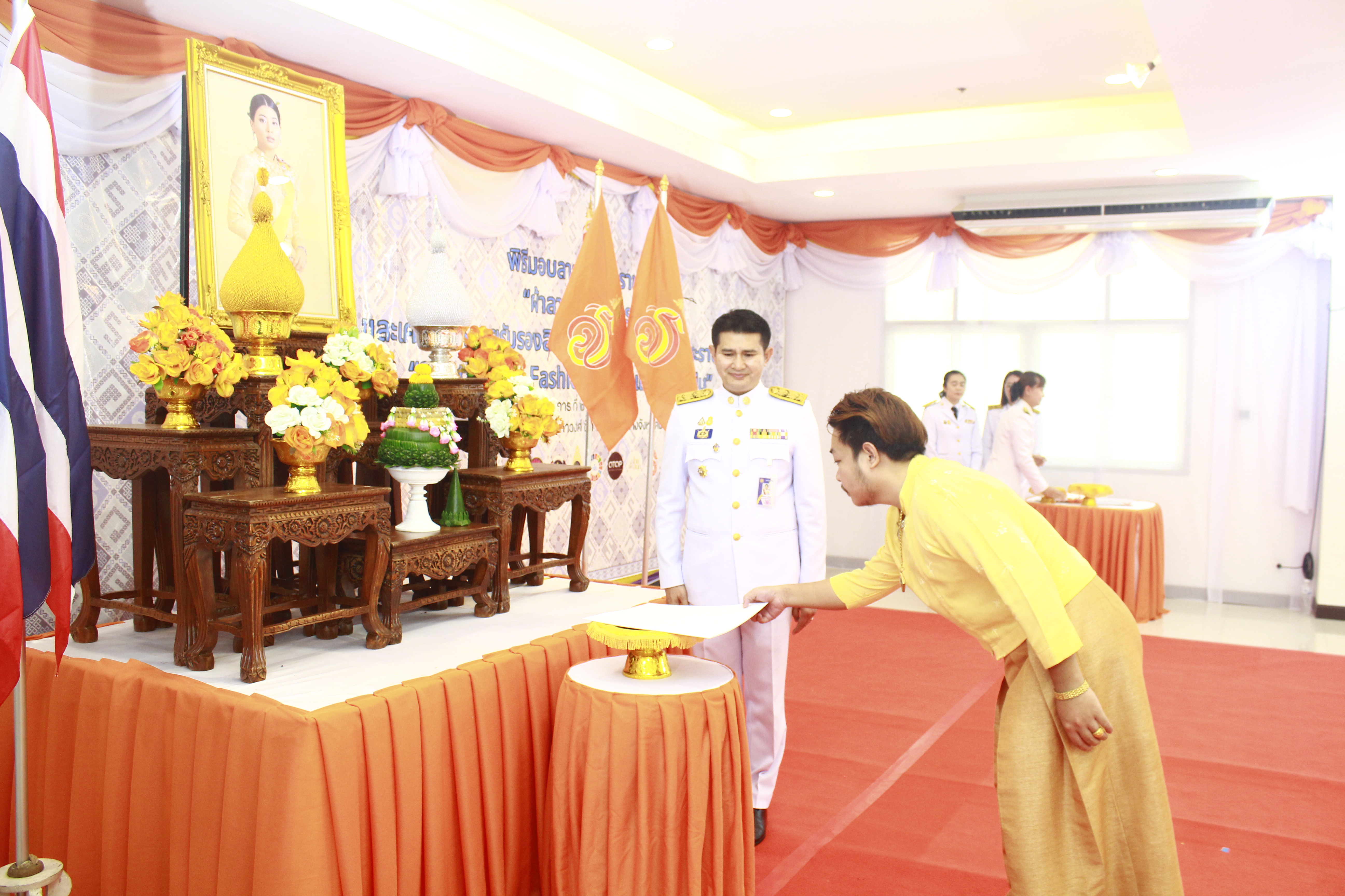 พช.น่าน ดําเนินโครงการสร้างการรับรู้ภูมิปัญญาผ้าไทยและผ้าลายพระราชทาน โดยจัดพิธีมอบแบบ ลายผ้าพระราชทาน “ผ้าลายสิริวชิราภรณ์” และเครื่องหมายรับรองสินค้าแฟชั่นและหัตถกรรมพระราชทาน “Sustainable Fashion : แฟชั่นแห่งความยั่งยืน” ให้กับช่างทอผ้า กลุ่มทอผ้า ผู้ผลิตผ้าทุกกลุ่ม ทุกเทคนิค ช่างหัตถกรรม และผู้มีส่วนเกี่ยวข้อง เพื่อนําลายผ้าพระราชทานไปเป็นต้นแบบและพัฒนาต่อยอดเพิ่มมูลค่าให้กับผลิตภัณฑ์ผ้าพื้นถิ่นและงานหัตถกรรมตามอัตลักษณ์ของจังหวัดน่าน