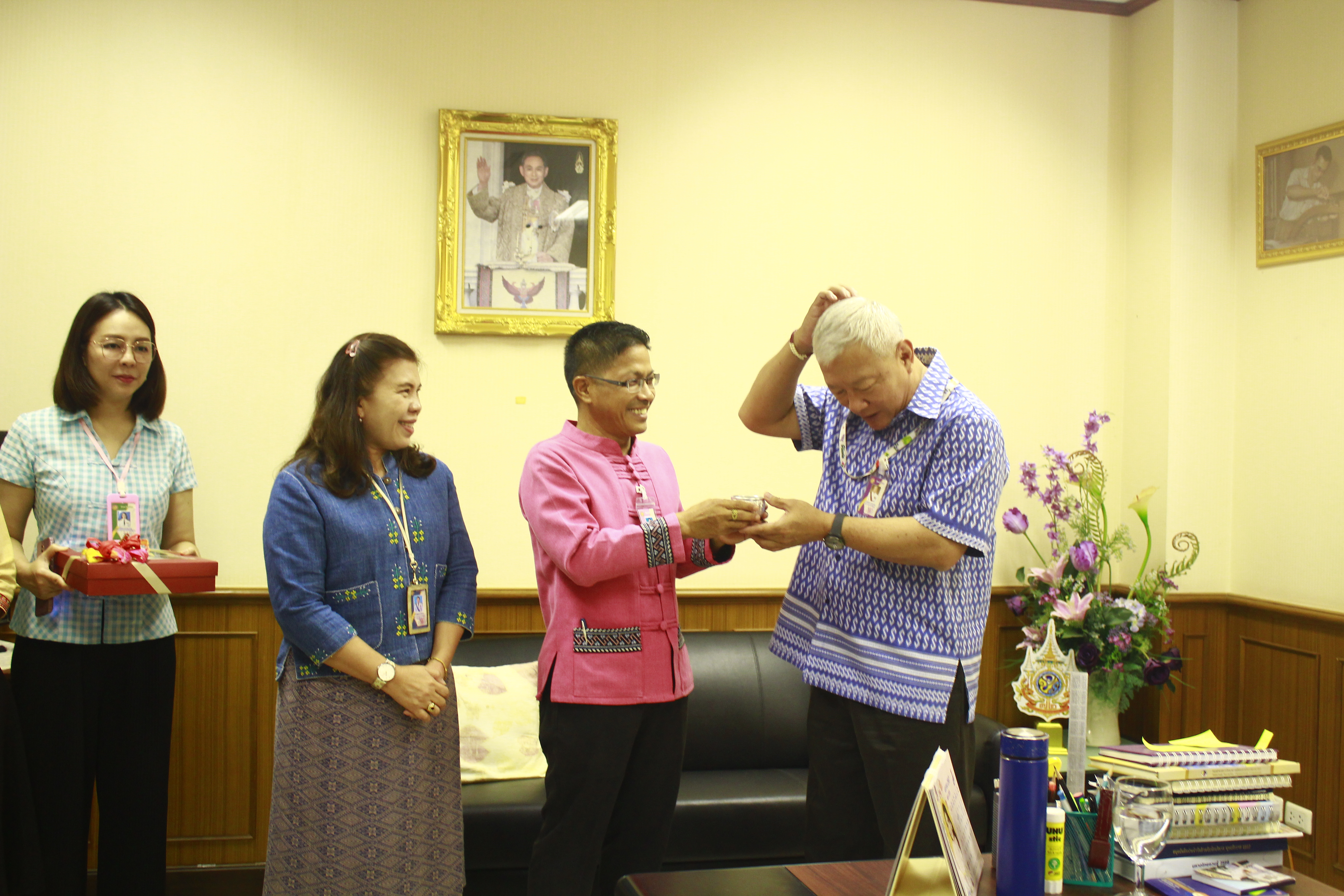 พช.น่าน ร่วมสูมาการวะรดน้ำดำหัวขอพรจาก นายกฤชเพชร เพชระบูรณิน รองผู้ว่าราชการจังหวัดน่าน เนื่องในประเพณีสงกรานต์ ประจำปี 2567