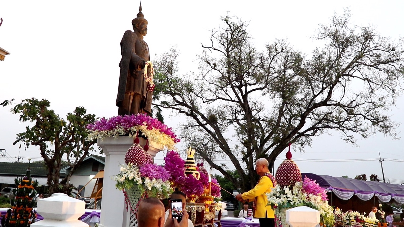 พช.น่าน ร่วมพิธีถวายต้นกุ่มดอกไม้สดถวายสักการะ พระเจ้าสุริยพงษ์ผริตเดชฯ อดีตเจ้าผู้ครอง นครน่าน องค์ที่ 63 เนื่องในวันพระเจ้าน่าน ประจำปี 2567