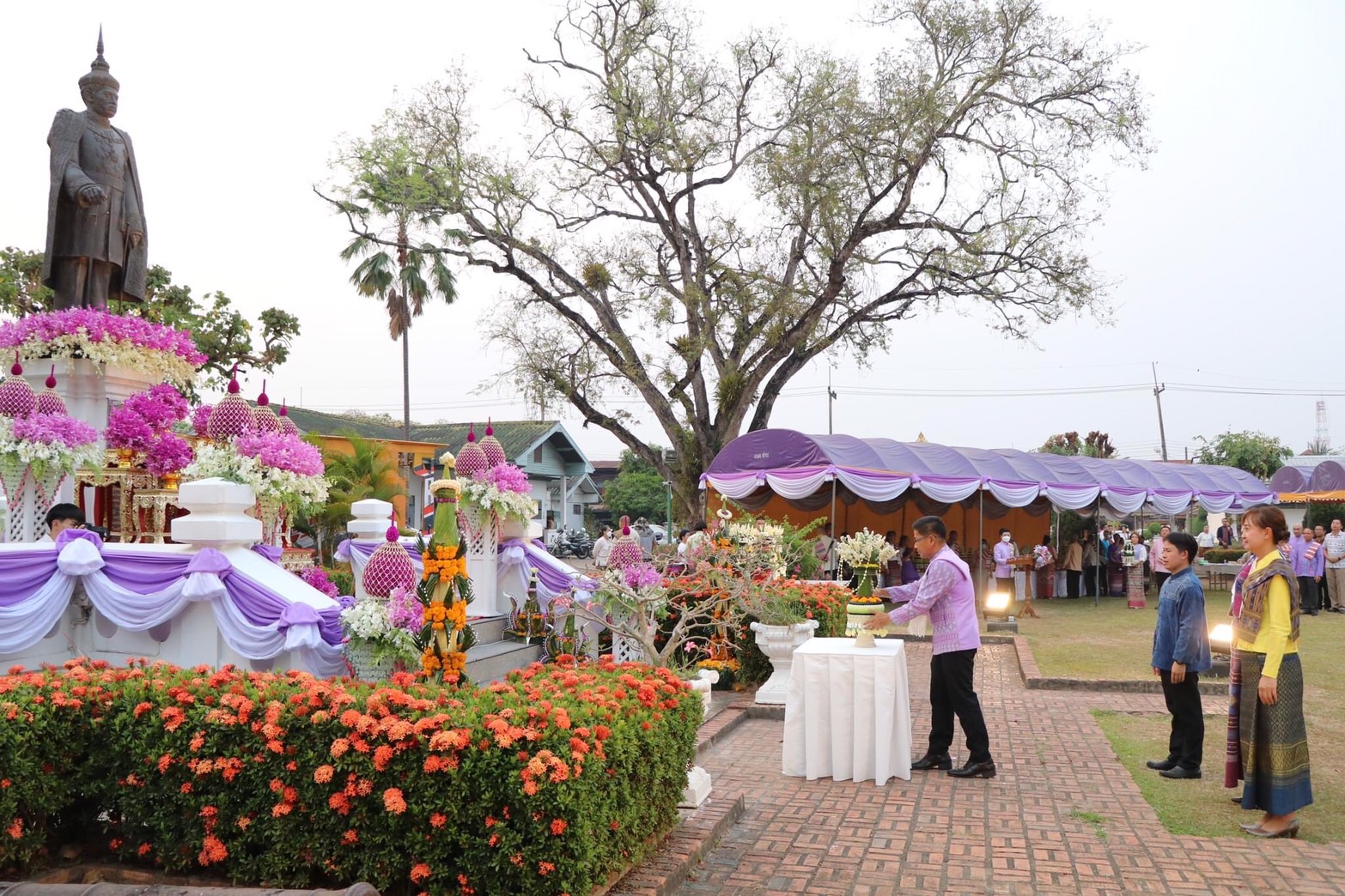 พช.น่าน ร่วมพิธีถวายต้นกุ่มดอกไม้สดถวายสักการะ พระเจ้าสุริยพงษ์ผริตเดชฯ อดีตเจ้าผู้ครอง นครน่าน องค์ที่ 63 เนื่องในวันพระเจ้าน่าน ประจำปี 2567