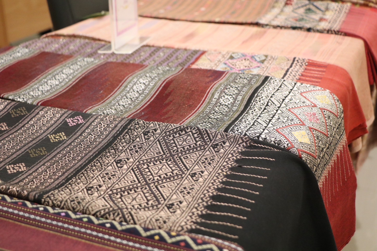 จังหวัดน่าน จัดประกวดสุดยอดผ้าจังหวัดน่าน ประจำปี 2567 “ส่งเสริมพัฒนาภูมิปัญญาผ้าไทย” ค้นหาสุดยอดผ้าความเป็นอัตลักษณ์ วิถีชีวิตของคนน่าน