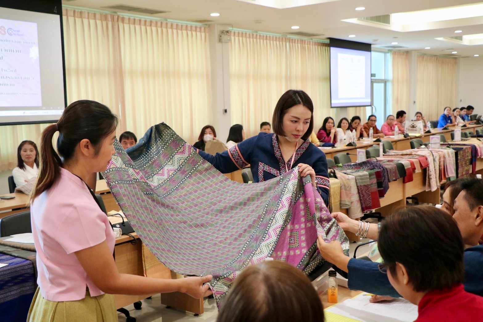 จังหวัดน่าน จัดประกวดสุดยอดผ้าจังหวัดน่าน ประจำปี 2567 “ส่งเสริมพัฒนาภูมิปัญญาผ้าไทย” ค้นหาสุดยอดผ้าความเป็นอัตลักษณ์ วิถีชีวิตของคนน่าน