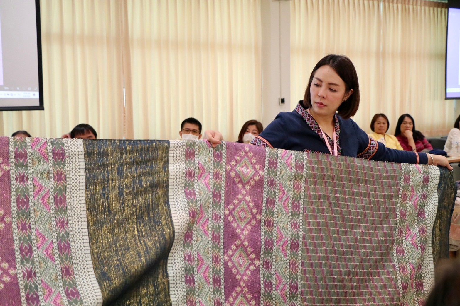 จังหวัดน่าน จัดประกวดสุดยอดผ้าจังหวัดน่าน ประจำปี 2567 “ส่งเสริมพัฒนาภูมิปัญญาผ้าไทย” ค้นหาสุดยอดผ้าความเป็นอัตลักษณ์ วิถีชีวิตของคนน่าน