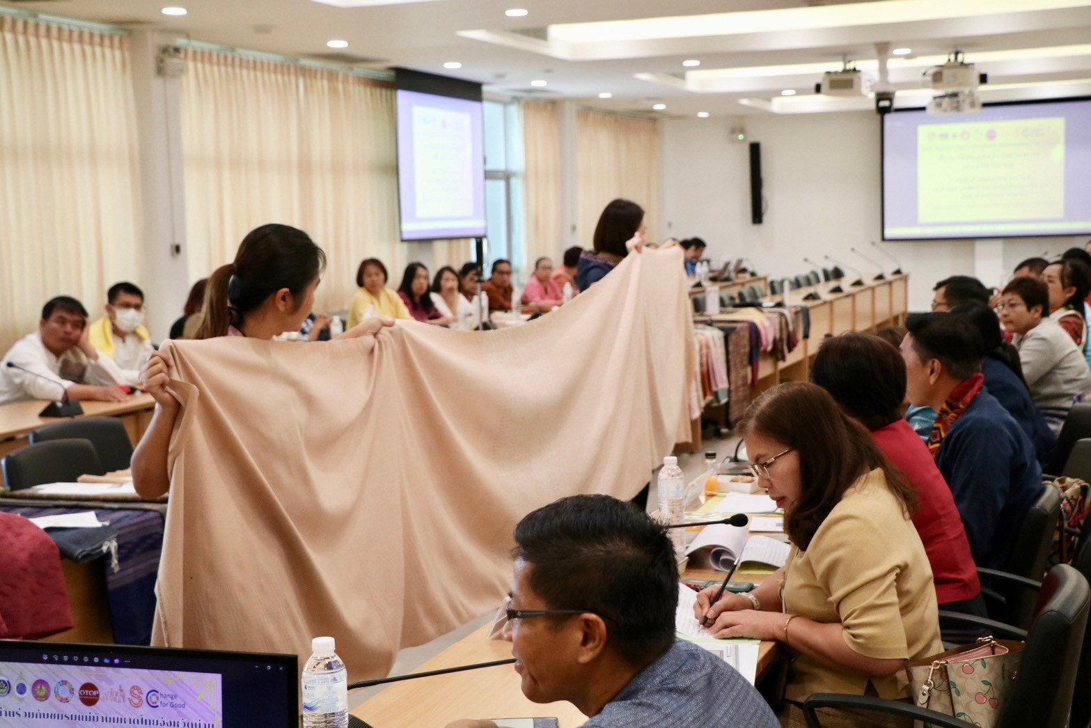 จังหวัดน่าน จัดประกวดสุดยอดผ้าจังหวัดน่าน ประจำปี 2567 “ส่งเสริมพัฒนาภูมิปัญญาผ้าไทย” ค้นหาสุดยอดผ้าความเป็นอัตลักษณ์ วิถีชีวิตของคนน่าน