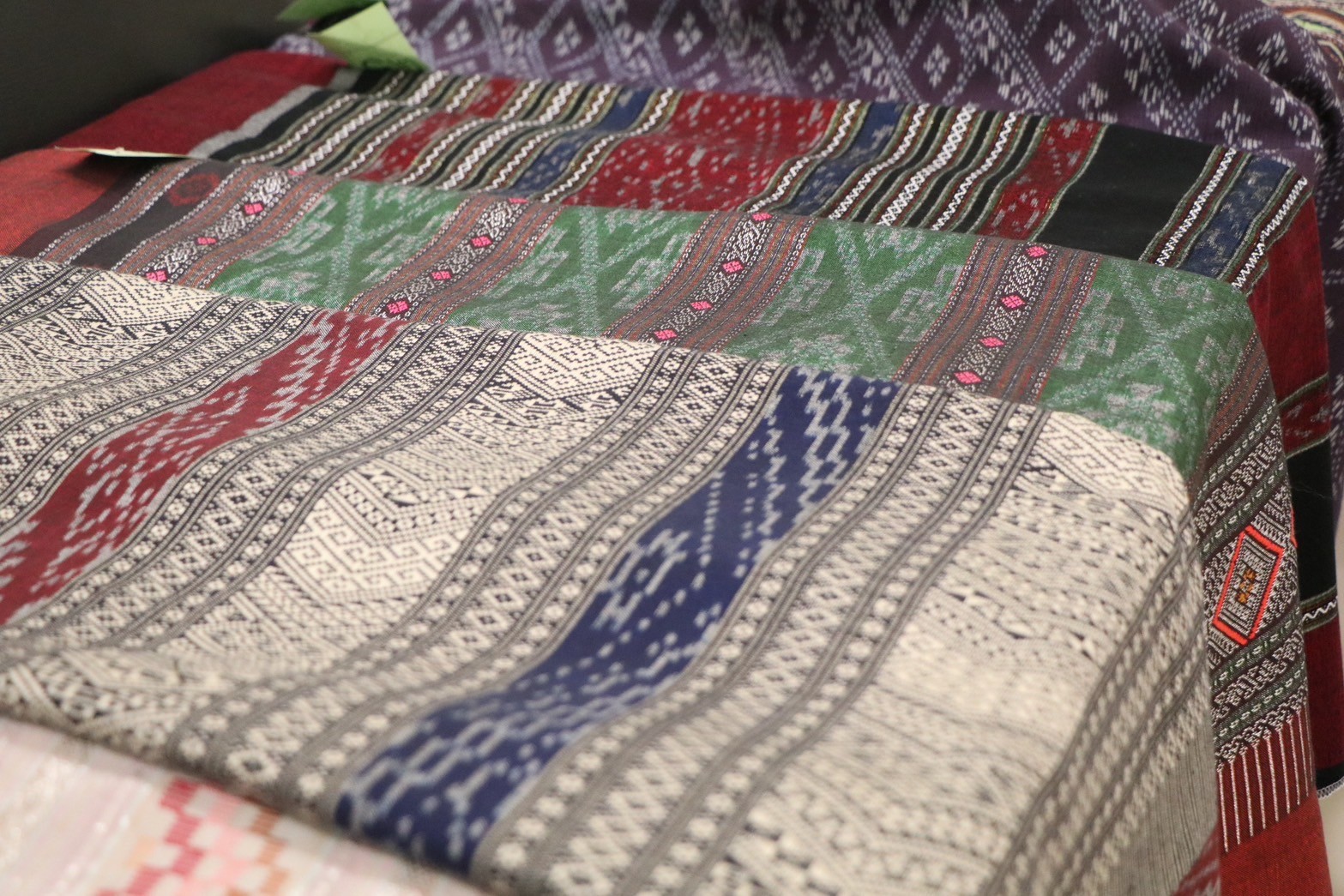 จังหวัดน่าน จัดประกวดสุดยอดผ้าจังหวัดน่าน ประจำปี 2567 “ส่งเสริมพัฒนาภูมิปัญญาผ้าไทย” ค้นหาสุดยอดผ้าความเป็นอัตลักษณ์ วิถีชีวิตของคนน่าน