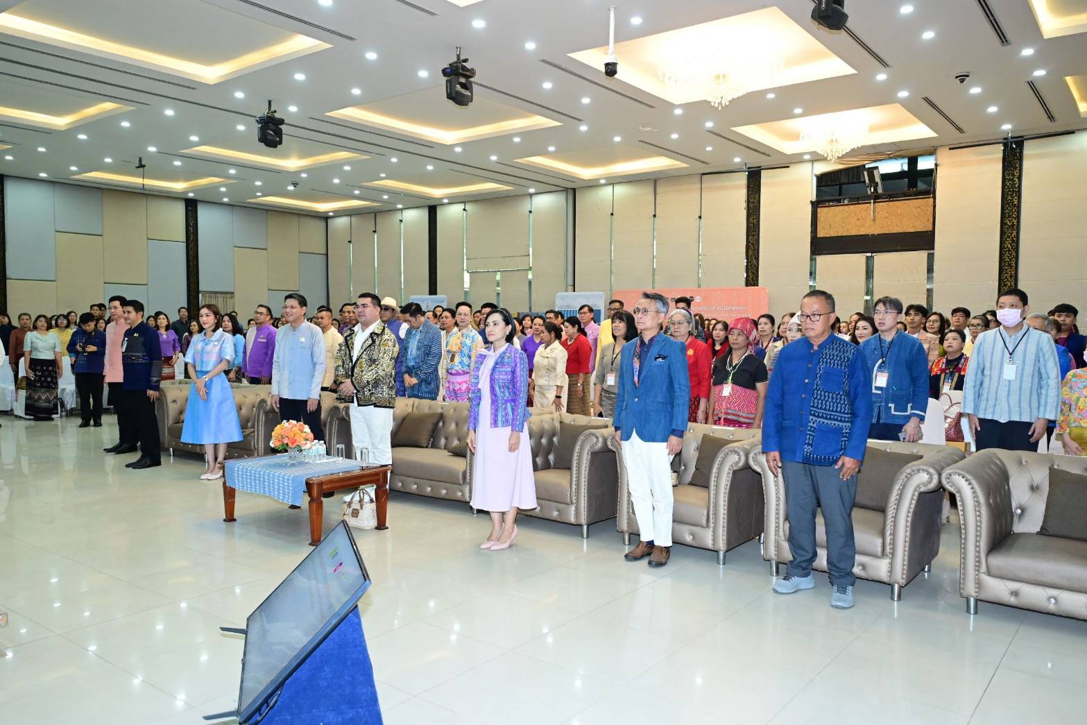 ปลัด มท. ร่วมกับคณะทำงานผ้าไทยใส่ให้สนุก สนองแนวพระดำริ “ผ้าไทยใส่ให้สนุก” ในสมเด็จพระเจ้าลูกเธอ เจ้าฟ้าสิริวัณณวรี นารีรัตนราชกัญญา โค้ชชิ่ง “ผ้าลายสิริวชิราภรณ์” ให้กับผู้ผลิต ผู้ประกอบการ OTOP กลุ่มช่างทอผ้าและงานหัตถกรรม 16 จังหวัดภาคเหนือ