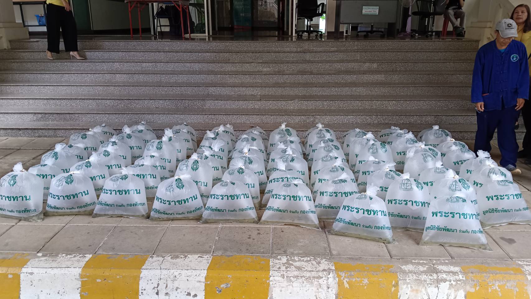 พช.น่าน ส่งมอบพันธุ์ปลานิลจิตรลดา ให้กับครัวเรือนต้นแบบโคกหนองนา จังหวัดน่าน