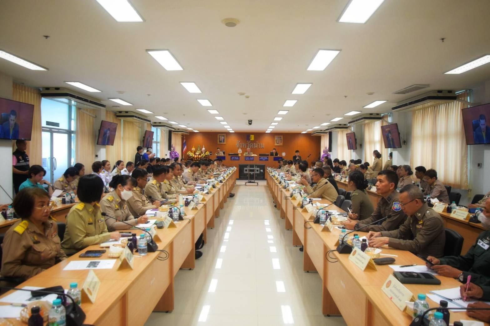 พช.น่าน มอบโล่รางวัลและใบประกาศนียบัตร โครงการ พช.น่าน ใสสะอาด ในการประชุมคณะกรมการจังหวัด และหัวหน้าส่วนราชการจังหวัดน่าน ประจำเดือน พฤษภาคม 2567