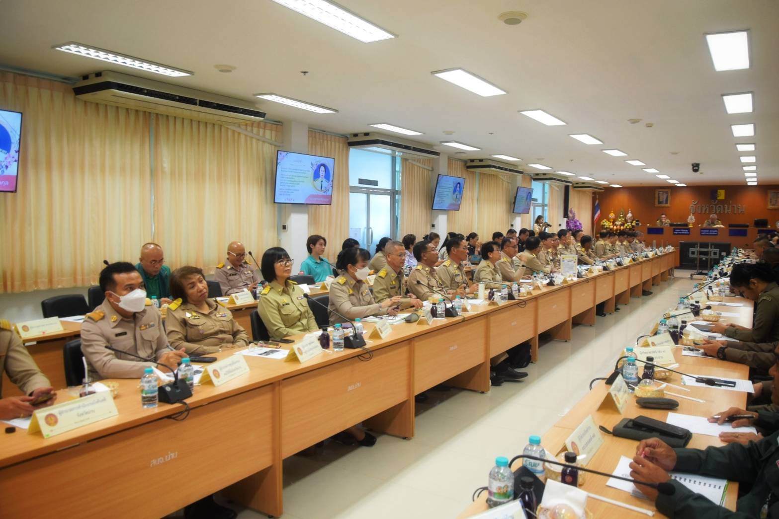 พช.น่าน มอบโล่รางวัลและใบประกาศนียบัตร โครงการ พช.น่าน ใสสะอาด ในการประชุมคณะกรมการจังหวัด และหัวหน้าส่วนราชการจังหวัดน่าน ประจำเดือน พฤษภาคม 2567