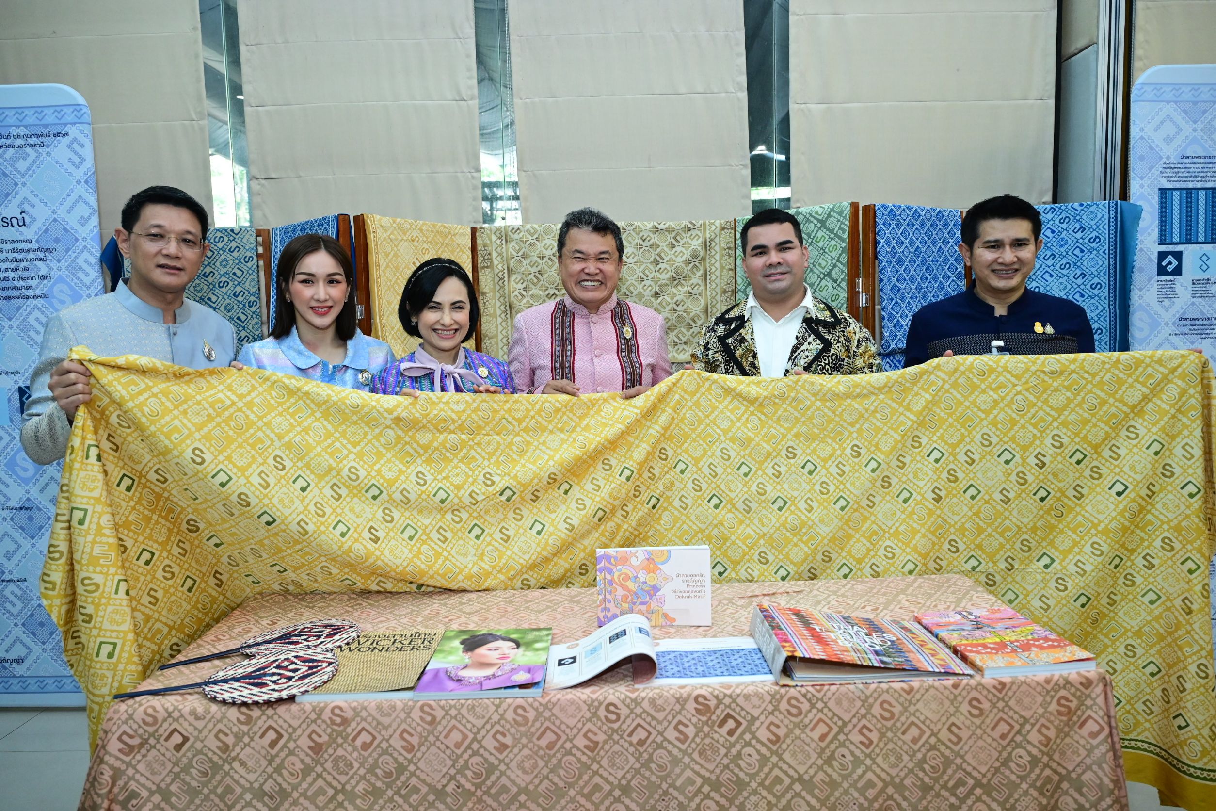 ปลัด มท. ร่วมกับคณะทำงานผ้าไทยใส่ให้สนุก สนองแนวพระดำริ “ผ้าไทยใส่ให้สนุก” ในสมเด็จพระเจ้าลูกเธอ เจ้าฟ้าสิริวัณณวรี นารีรัตนราชกัญญา โค้ชชิ่ง “ผ้าลายสิริวชิราภรณ์” ให้กับผู้ผลิต ผู้ประกอบการ OTOP กลุ่มช่างทอผ้าและงานหัตถกรรม 16 จังหวัดภาคเหนือ