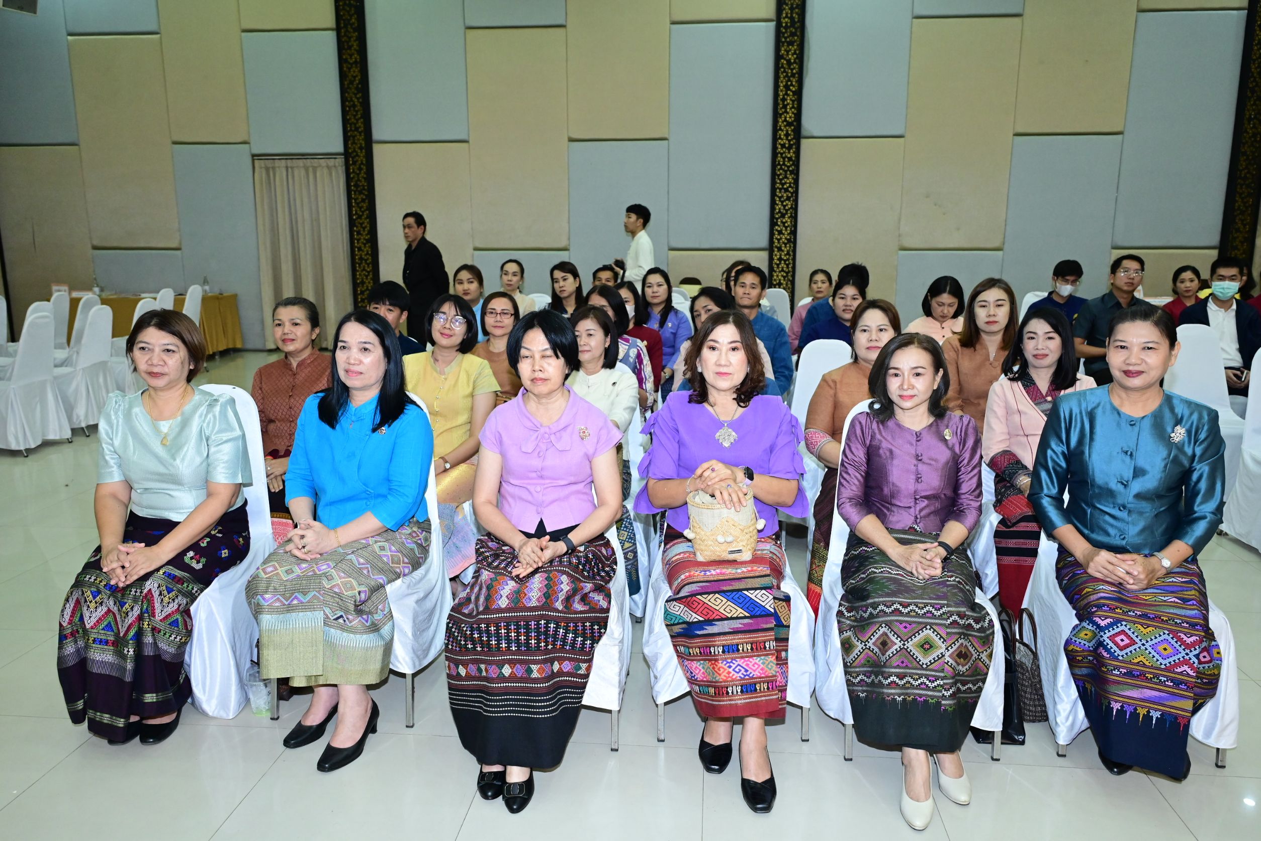 ปลัด มท. ร่วมกับคณะทำงานผ้าไทยใส่ให้สนุก สนองแนวพระดำริ “ผ้าไทยใส่ให้สนุก” ในสมเด็จพระเจ้าลูกเธอ เจ้าฟ้าสิริวัณณวรี นารีรัตนราชกัญญา โค้ชชิ่ง “ผ้าลายสิริวชิราภรณ์” ให้กับผู้ผลิต ผู้ประกอบการ OTOP กลุ่มช่างทอผ้าและงานหัตถกรรม 16 จังหวัดภาคเหนือ