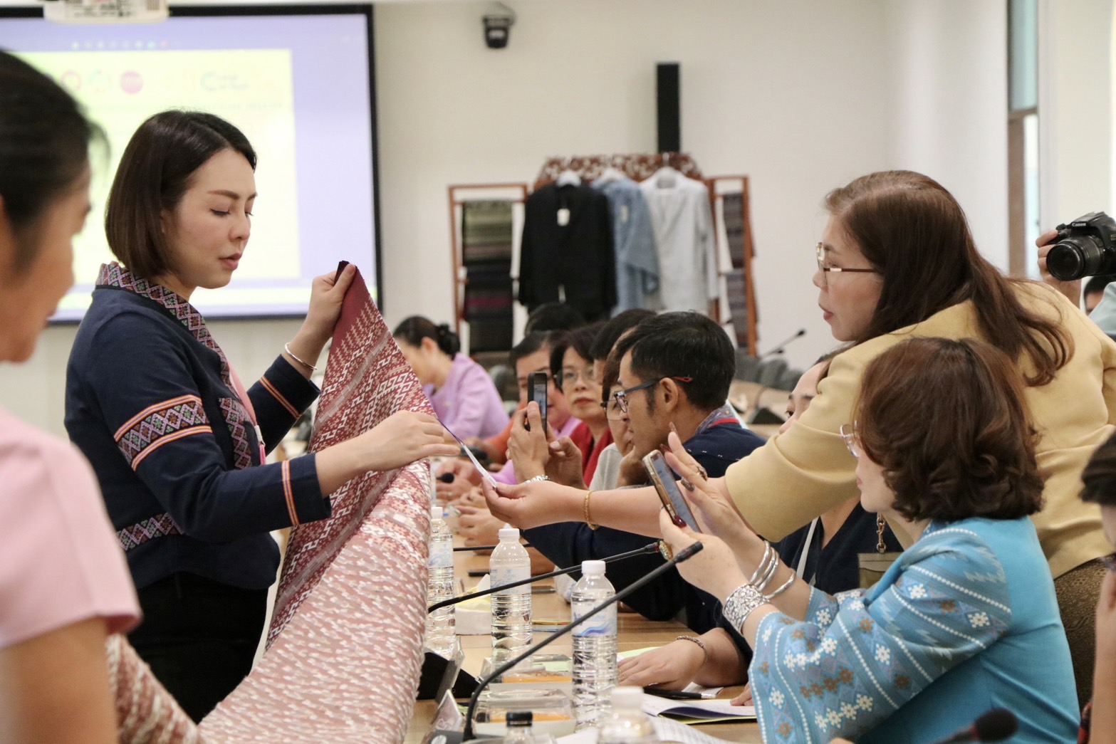 จังหวัดน่าน จัดประกวดสุดยอดผ้าจังหวัดน่าน ประจำปี 2567 “ส่งเสริมพัฒนาภูมิปัญญาผ้าไทย” ค้นหาสุดยอดผ้าความเป็นอัตลักษณ์ วิถีชีวิตของคนน่าน