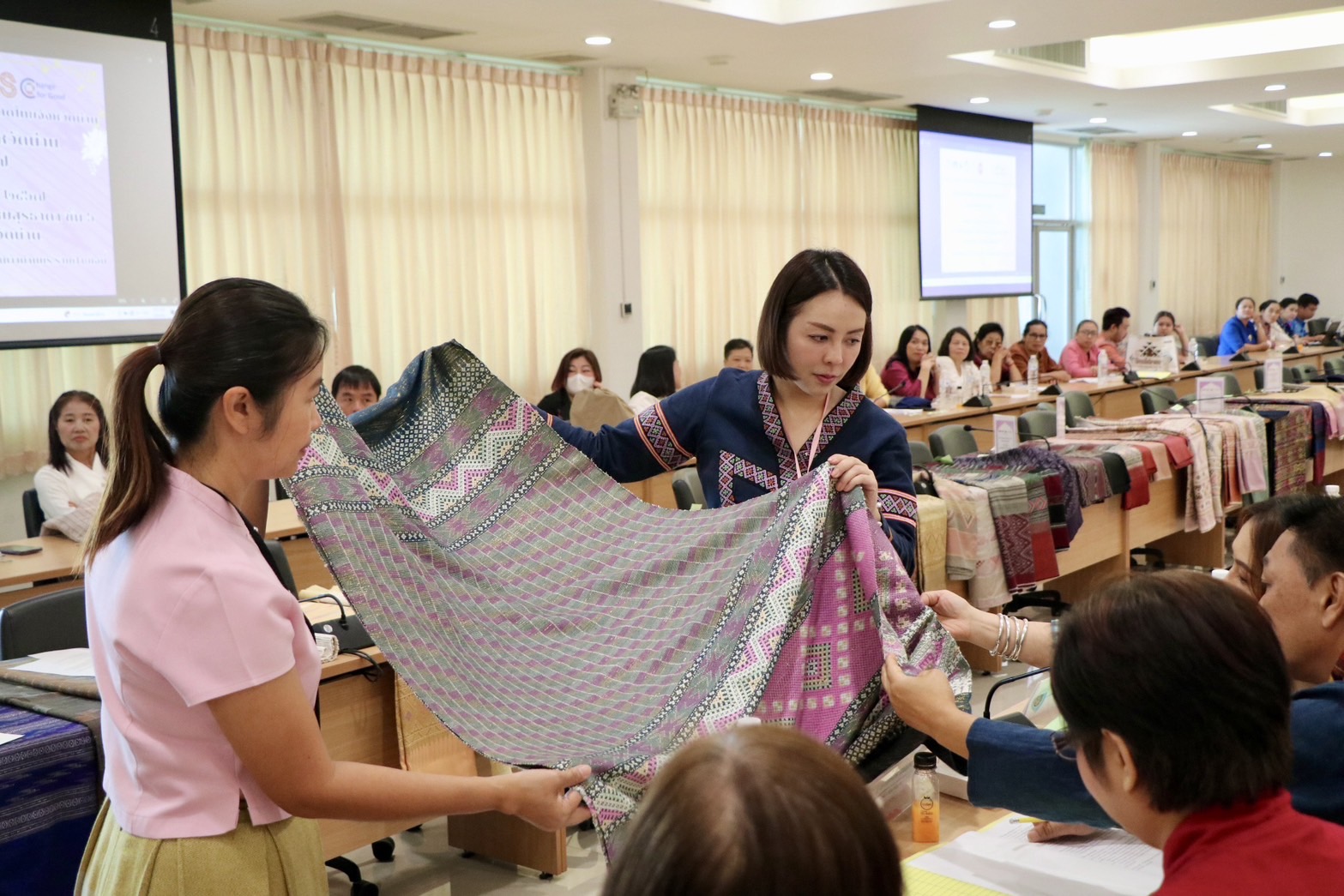 จังหวัดน่าน จัดประกวดสุดยอดผ้าจังหวัดน่าน ประจำปี 2567 “ส่งเสริมพัฒนาภูมิปัญญาผ้าไทย” ค้นหาสุดยอดผ้าความเป็นอัตลักษณ์ วิถีชีวิตของคนน่าน