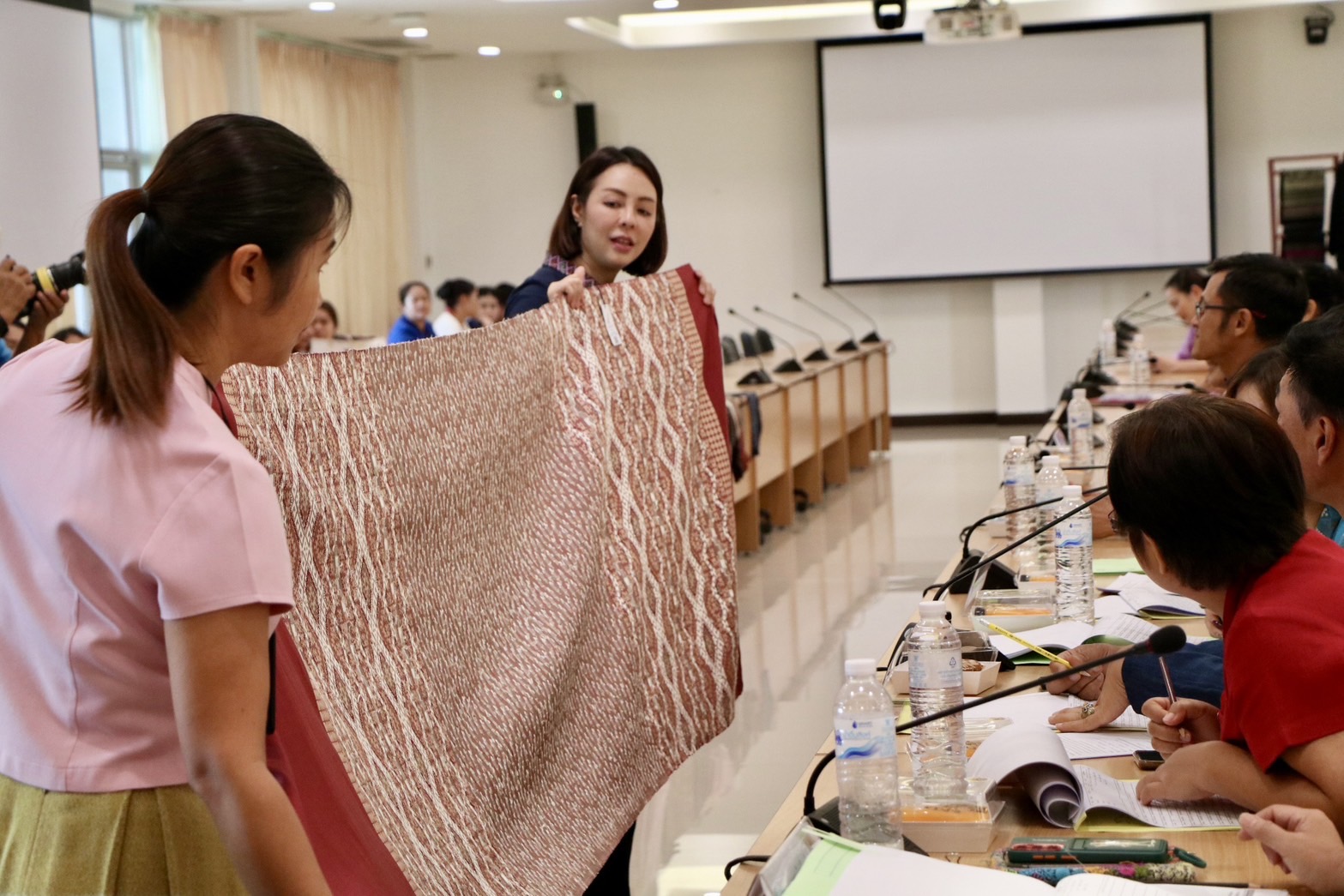 จังหวัดน่าน จัดประกวดสุดยอดผ้าจังหวัดน่าน ประจำปี 2567 “ส่งเสริมพัฒนาภูมิปัญญาผ้าไทย” ค้นหาสุดยอดผ้าความเป็นอัตลักษณ์ วิถีชีวิตของคนน่าน