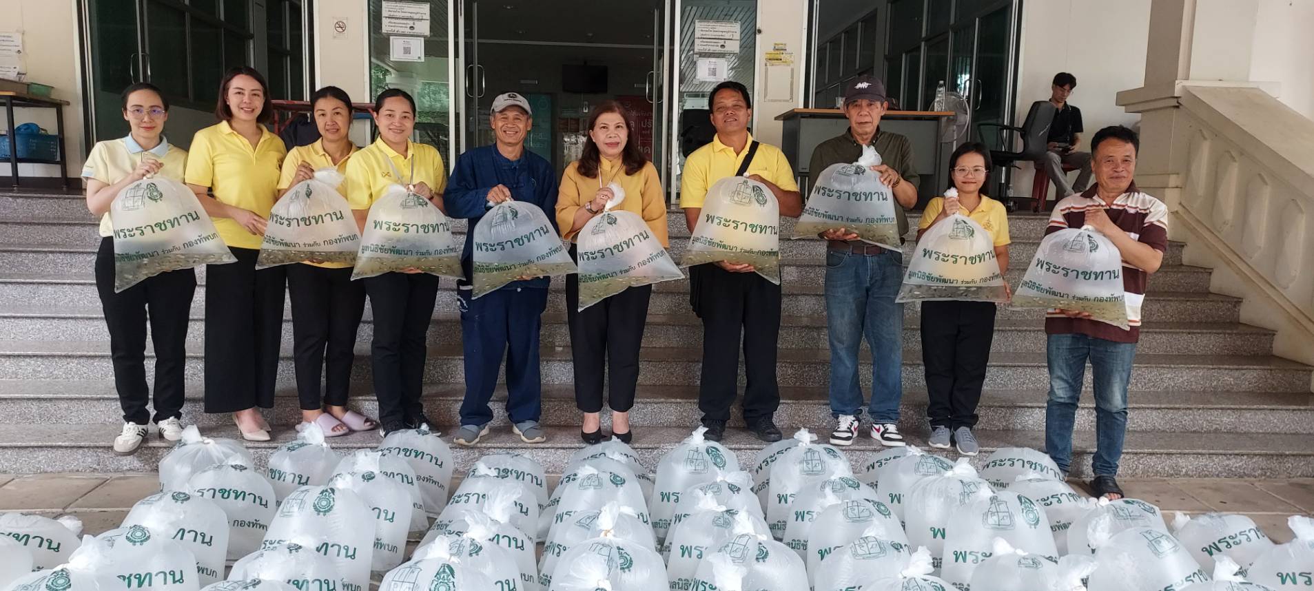 พช.น่าน ส่งมอบพันธุ์ปลานิลจิตรลดา ให้กับครัวเรือนต้นแบบโคกหนองนา จังหวัดน่าน