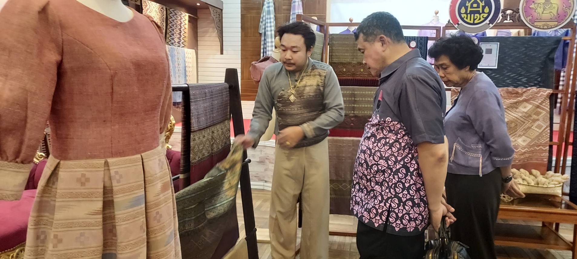 ปลัดกระทรวงมหาดไทย เยี่ยมชมสุดยอดผ้าน่าน ส่งเสริมและอนุรักษ์ผ้าไทยโบราณ ผ้าพื้นถิ่นจังหวัดน่าน