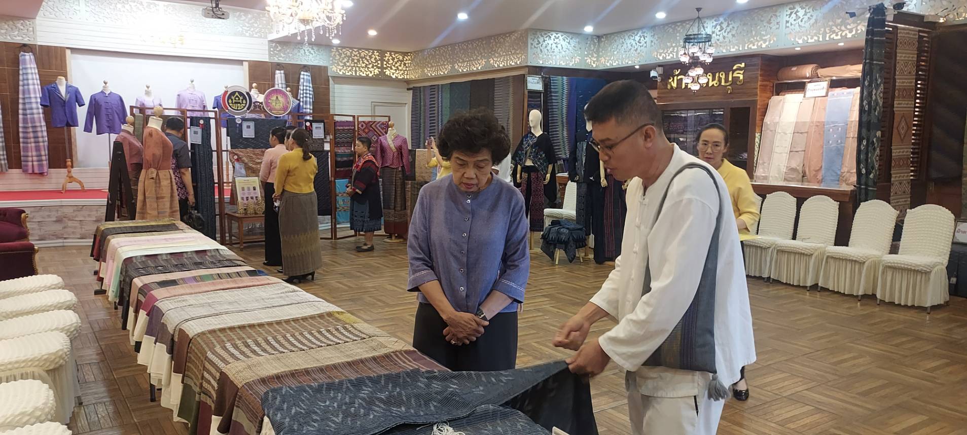 ปลัดกระทรวงมหาดไทย เยี่ยมชมสุดยอดผ้าน่าน ส่งเสริมและอนุรักษ์ผ้าไทยโบราณ ผ้าพื้นถิ่นจังหวัดน่าน